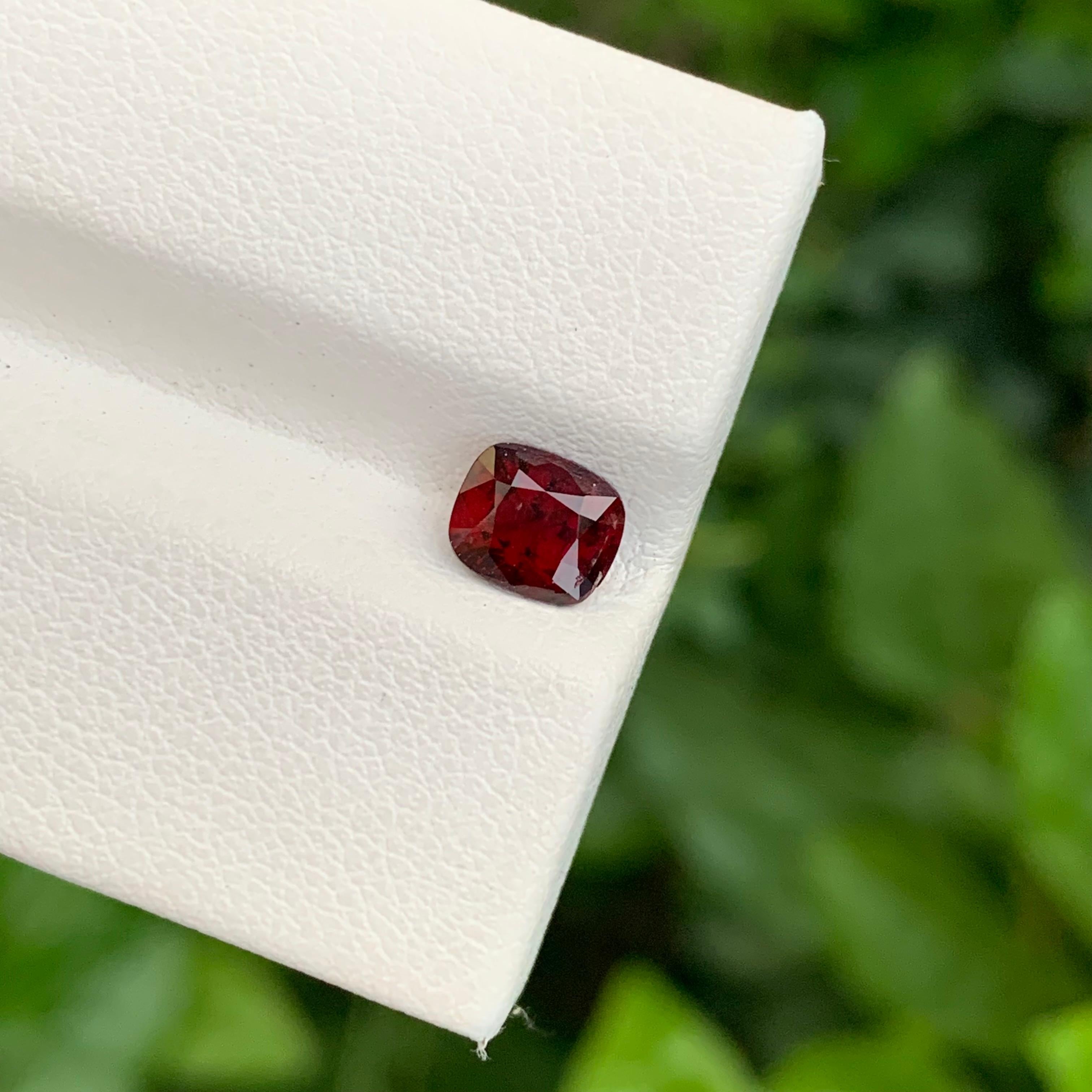 Taille coussin 0.80 Carat Adorable Natural Loose Red Spinel Cushion Shape Gem For Ring en vente
