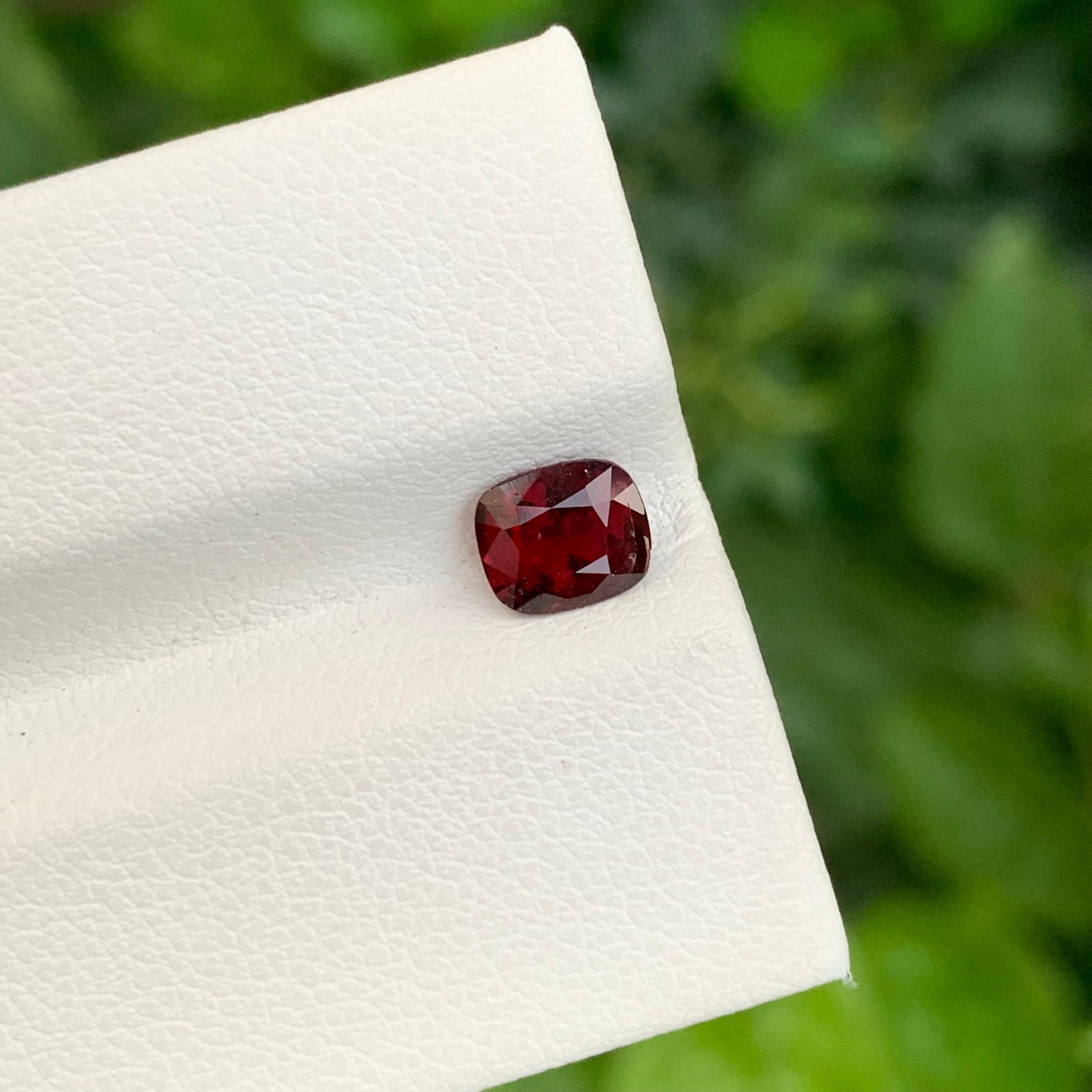 0.80 Carat Adorable Natural Loose Red Spinel Cushion Shape Gem For Ring en vente 1