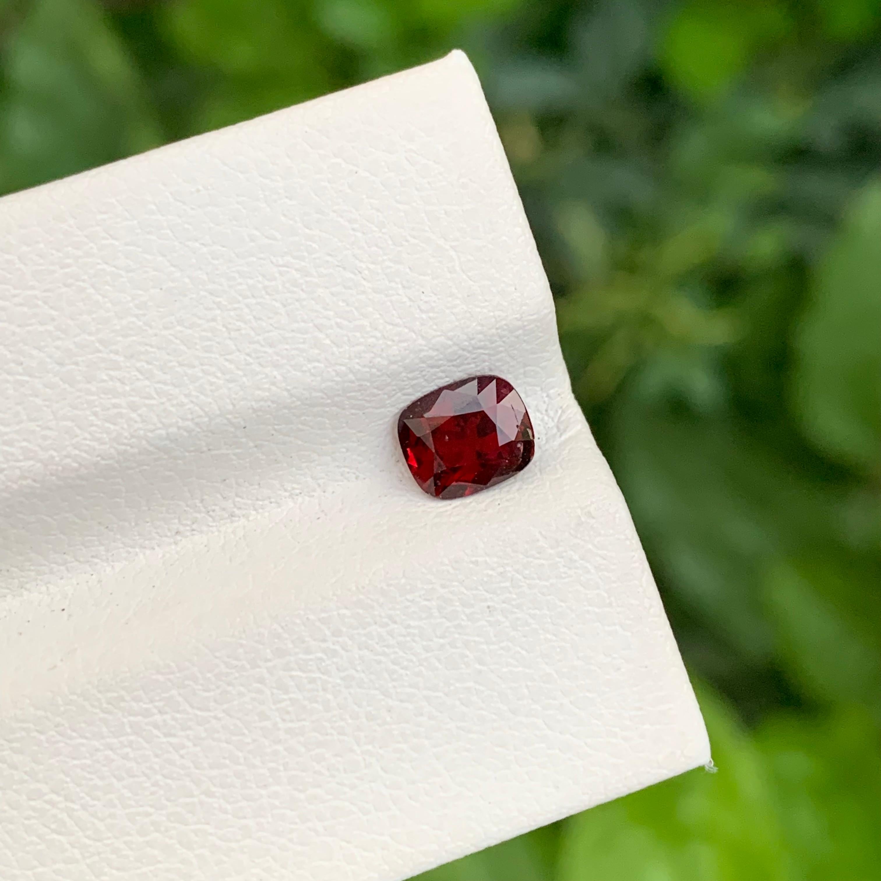 0.80 Carat Adorable Natural Loose Red Spinel Cushion Shape Gem For Ring en vente 2