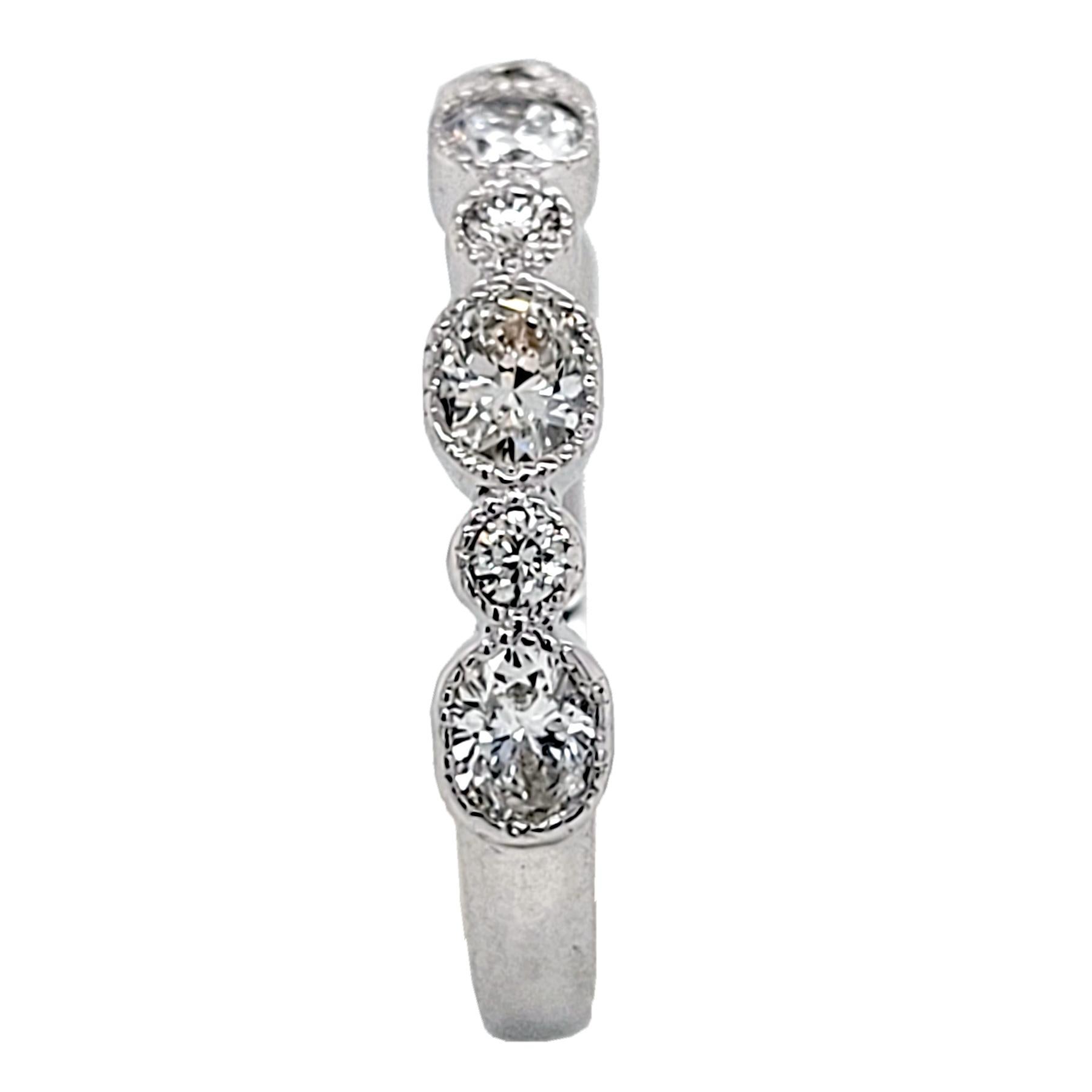 Bague d'anniversaire en or 18 carats avec diamants ovales et ronds de style ancien de 0,80 carat Neuf - En vente à Los Angeles, CA