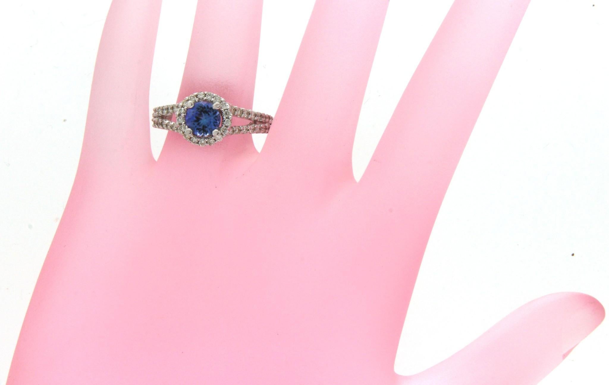 0.80 Carat Blue Tanzanite and 0.78 Carat Diamonds in 14 Karat Gold Cocktail Ring In Excellent Condition For Sale In Los Angeles, CA