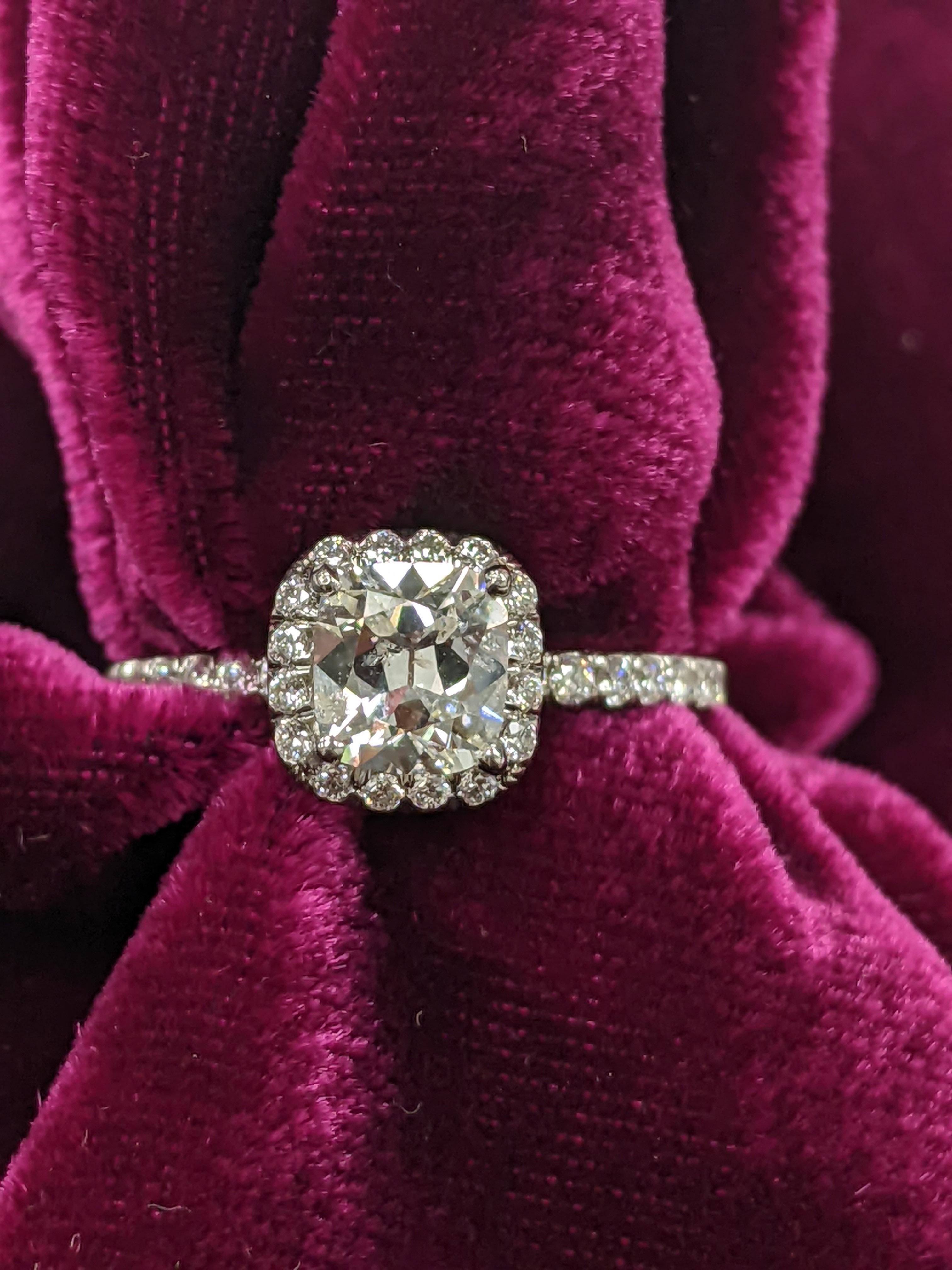 Bague en or blanc 18 carats avec diamant coussin de 0,80 carat certifié AGS en vente 1