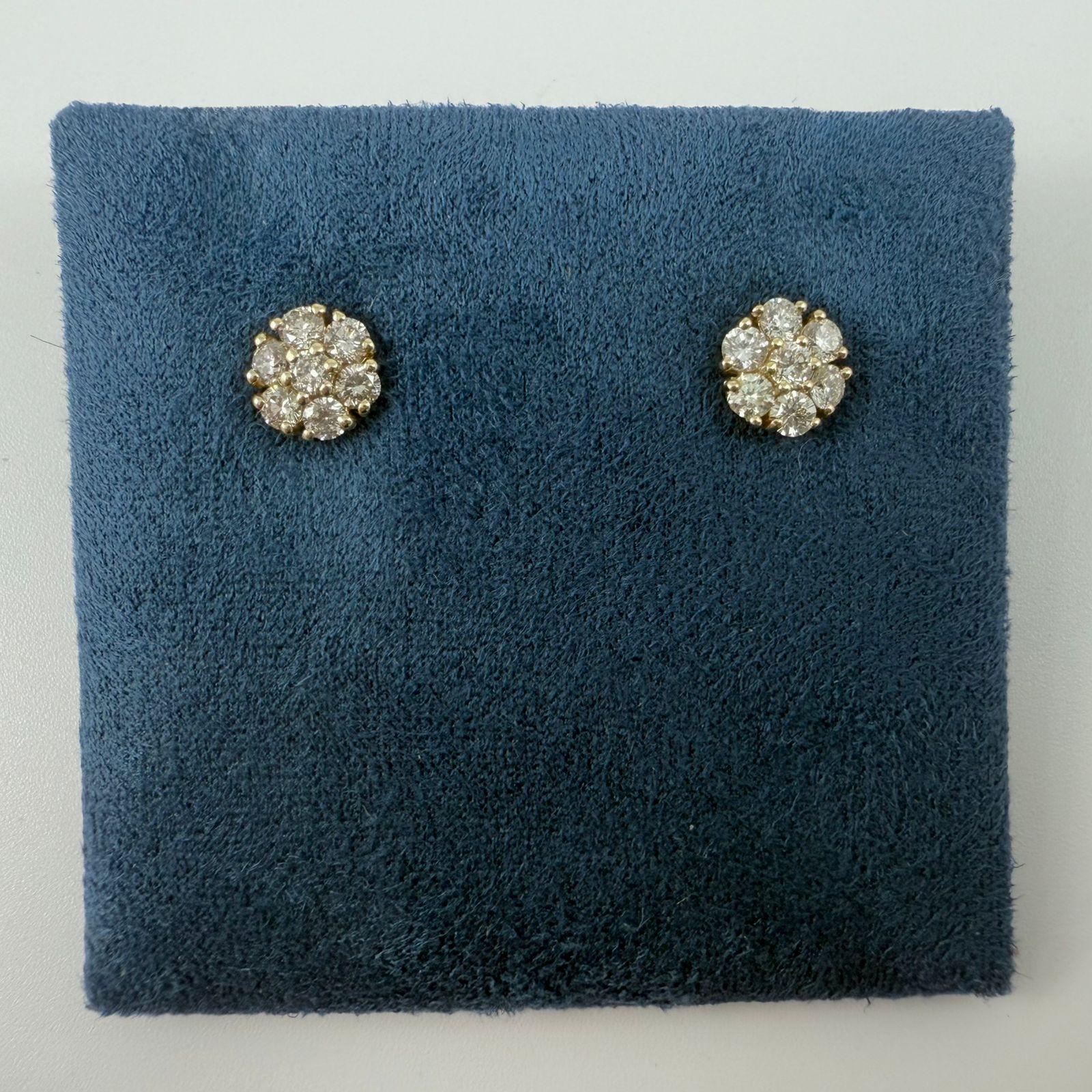 Classici ed eleganti, questi orecchini con diamanti a grappolo donano una brillantezza senza tempo a qualsiasi look. Progettati con 14 diamanti rotondi a taglio brillante disposti a grappolo, creano l'illusione di una pietra singola più grande e