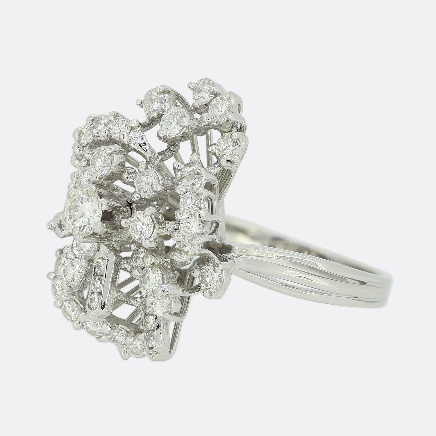 Dies ist ein zeitgenössischer Diamant-Cluster-Ring. Dieser abstrakte Ring aus 18-karätigem Weißgold zeigt eine offene Vorder- und Rückseite mit einer Vielzahl sporadisch gefasster runder Diamanten im Brillantschliff. Das Stück ist mit dreifach