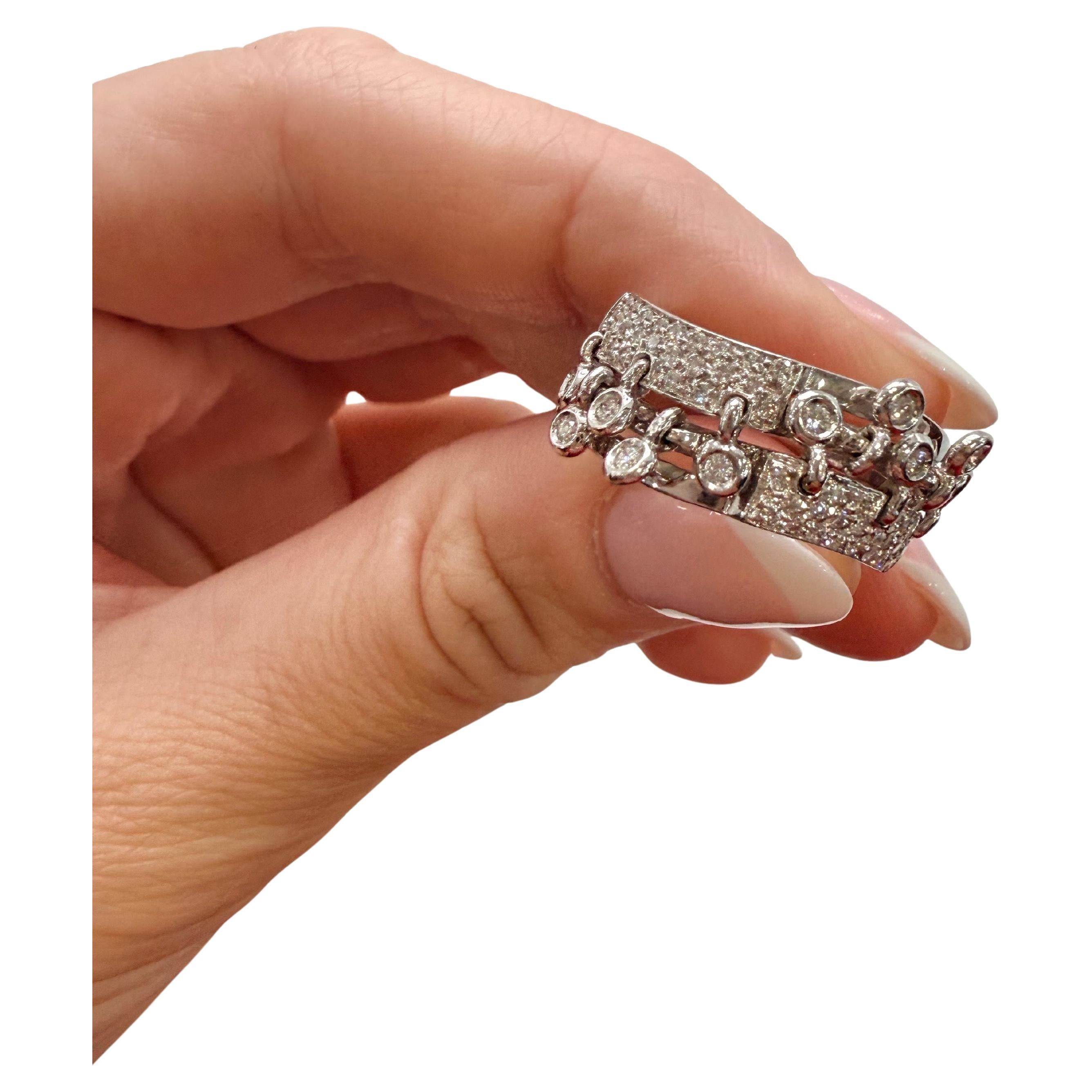 Dies ist ein verrückter Designer-Diamantring mit Diamanten, die sich bewegen. Er ist ein Statement-Ring, der ihn so einzigartig und verspielt macht. Hergestellt in 18KT Gold mit VS Diamanten F-G Farbe und erstaunliche Handwerkskunst.

**Alle Artikel