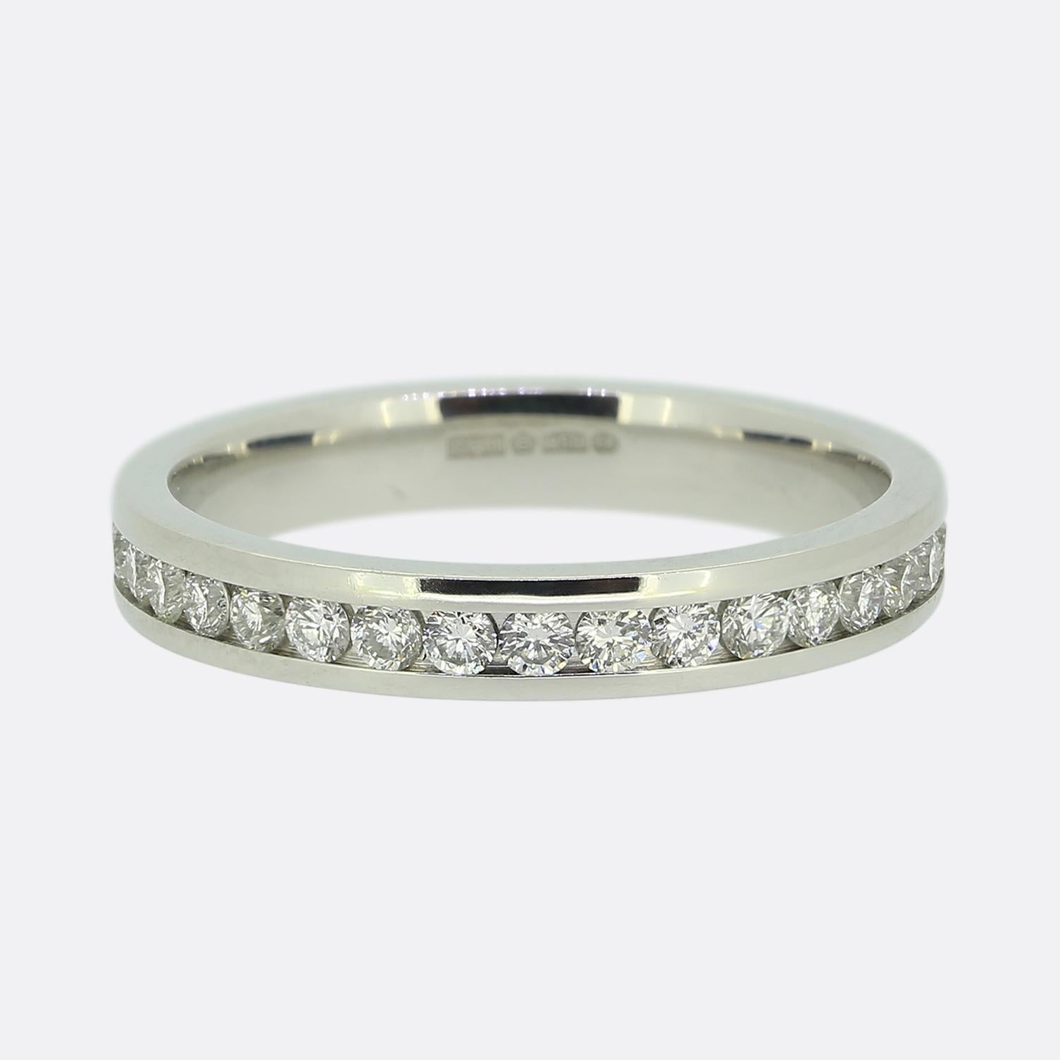 Aquí tenemos un anillo de eternidad completo de diamantes de estilo clásico. Esta pieza de platino exhibe una única fila de diamantes redondos de talla brillante, todos ellos engastados en canal formando una línea alrededor de toda la