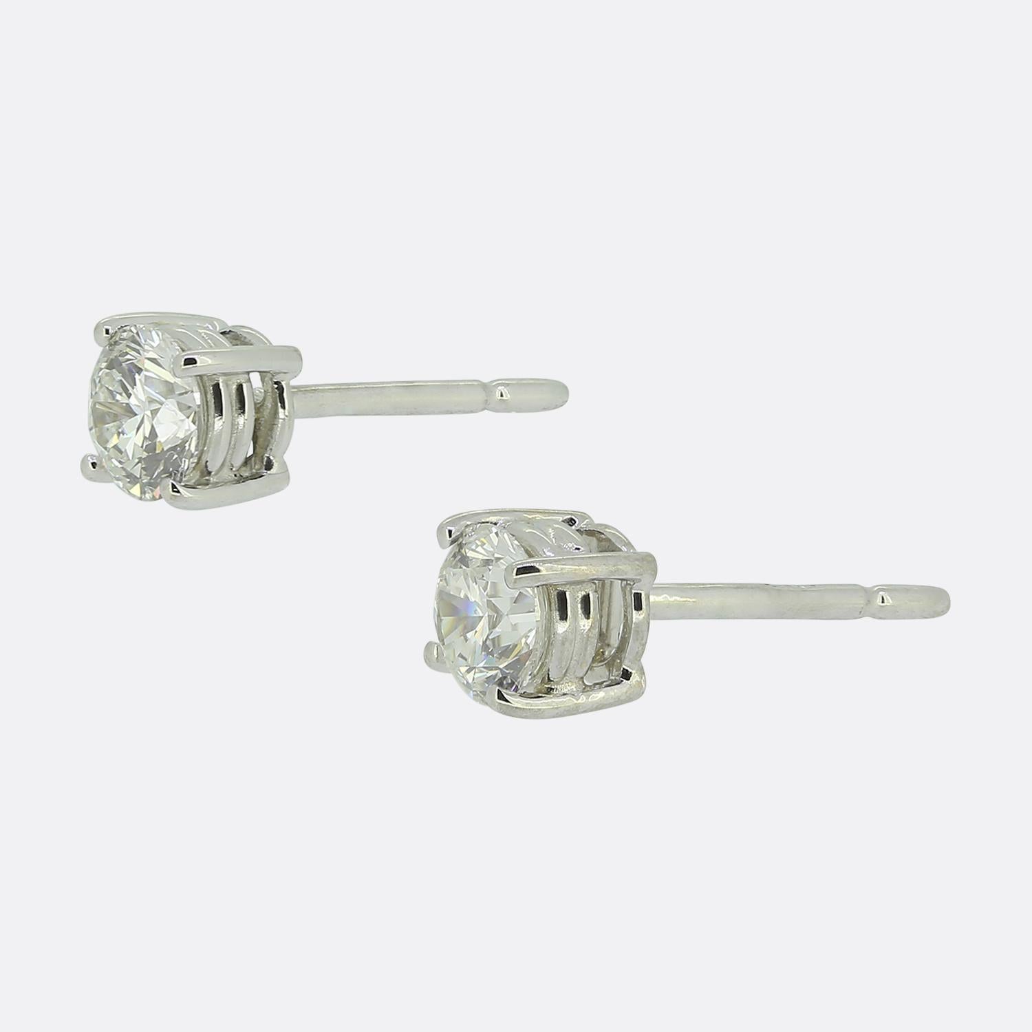 Ecco un paio di orecchini con diamanti dallo stile classico. Realizzati in oro bianco 18 ct, questi orecchini identici presentano ciascuno un singolo diamante bianco brillante certificato GIA da 0,40 carati a taglio brillante. Entrambe le pietre