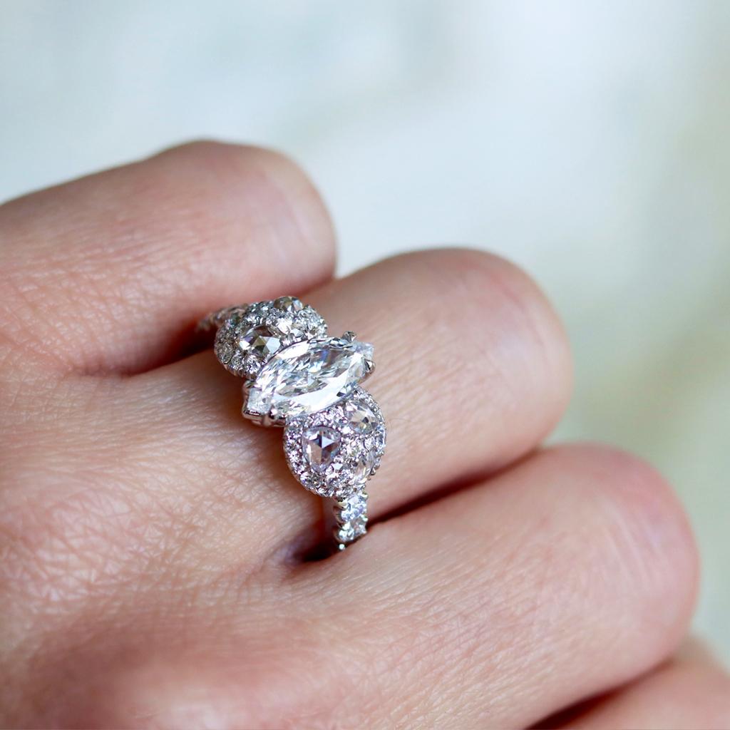 Bague de fiançailles E Loupe en diamant de forme marquise clair de 0,80 carat en vente 3