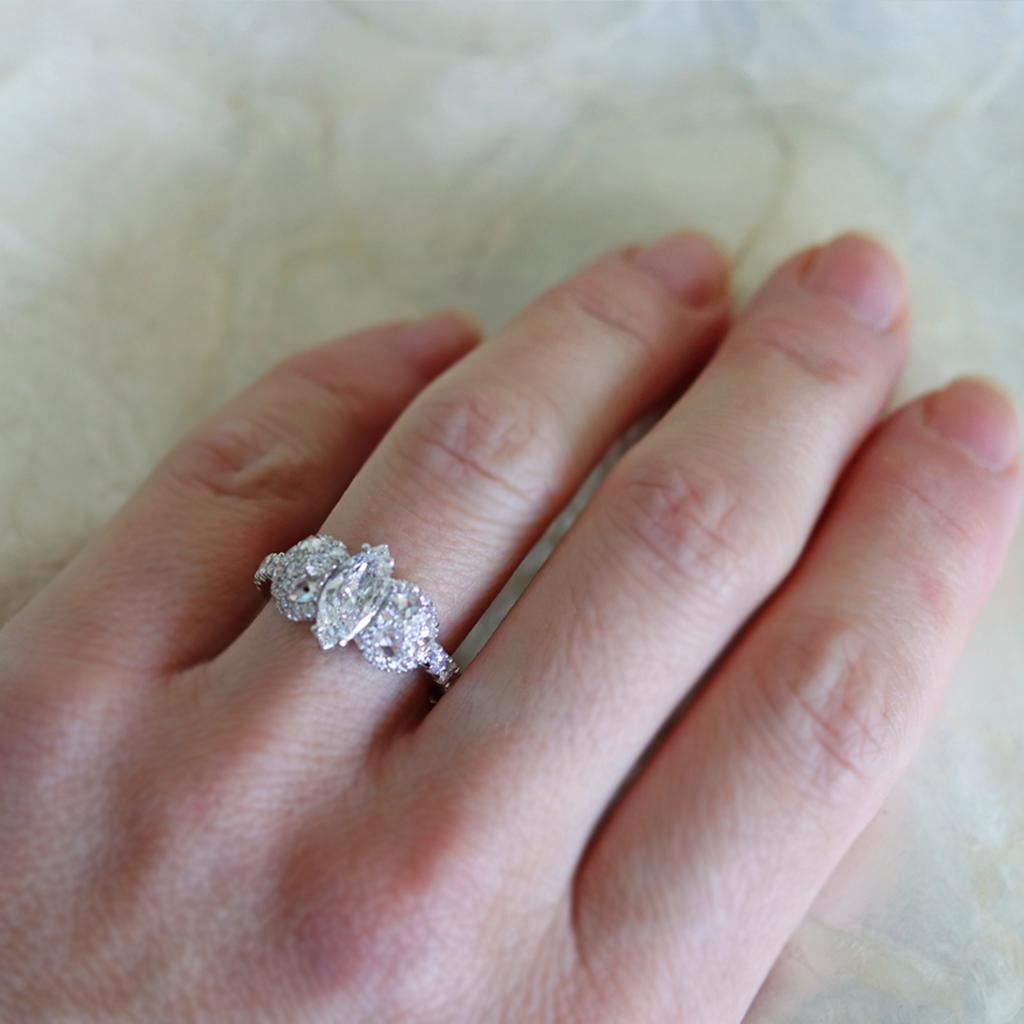 Bague de fiançailles E Loupe en diamant de forme marquise clair de 0,80 carat en vente 9