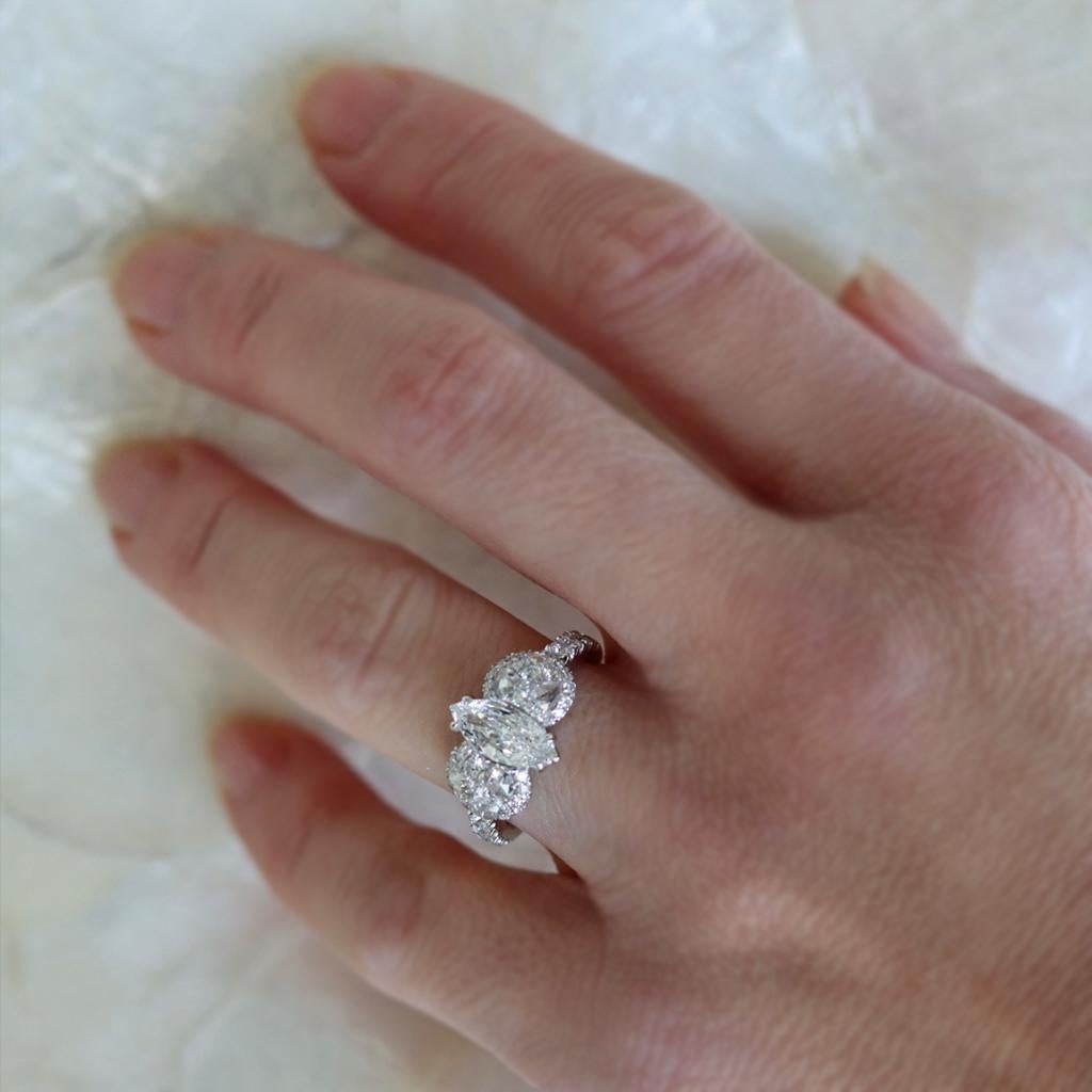 Bague de fiançailles E Loupe en diamant de forme marquise clair de 0,80 carat en vente 11