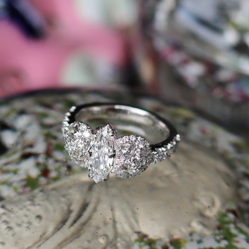 0,80 Karat E Loupe Diamant-Verlobungsring in sauberer Marquise-Form im Zustand „Neu“ im Angebot in Antwerp, BE