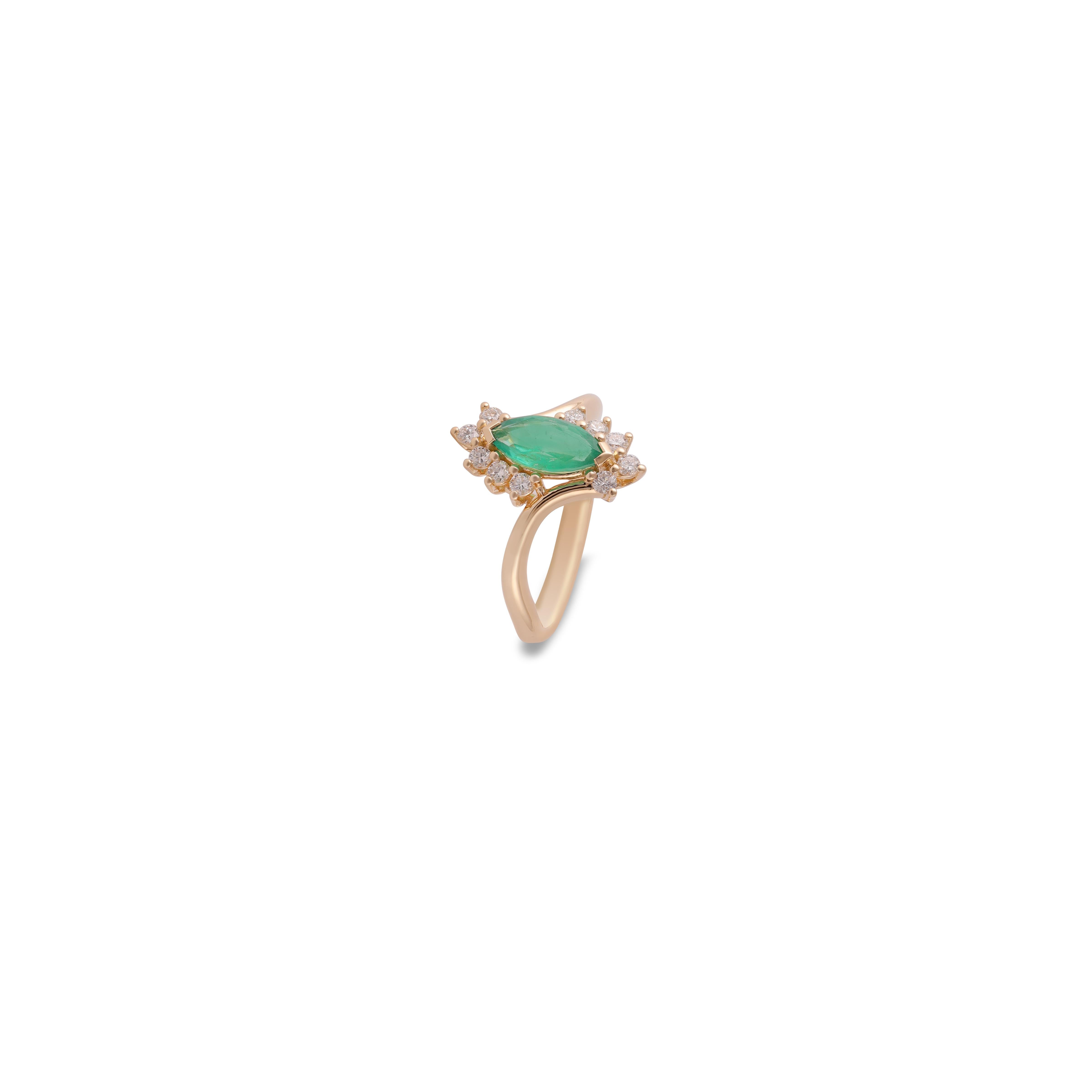 Contemporary 0.80 Carat Emerald & Diamond  Ring 18Karat Yellow Gold  For Sale