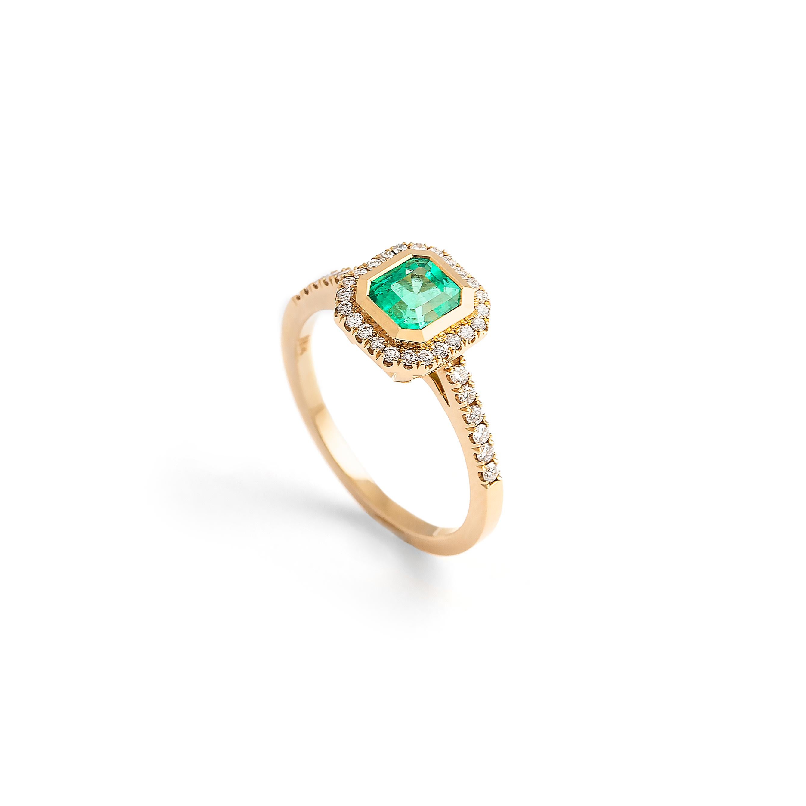 0.80 carat Colombian Emerald ring 18k, mounted on yellow gold, with 36 diamonds.
Weight: 3.49 grams
Size: 51.
