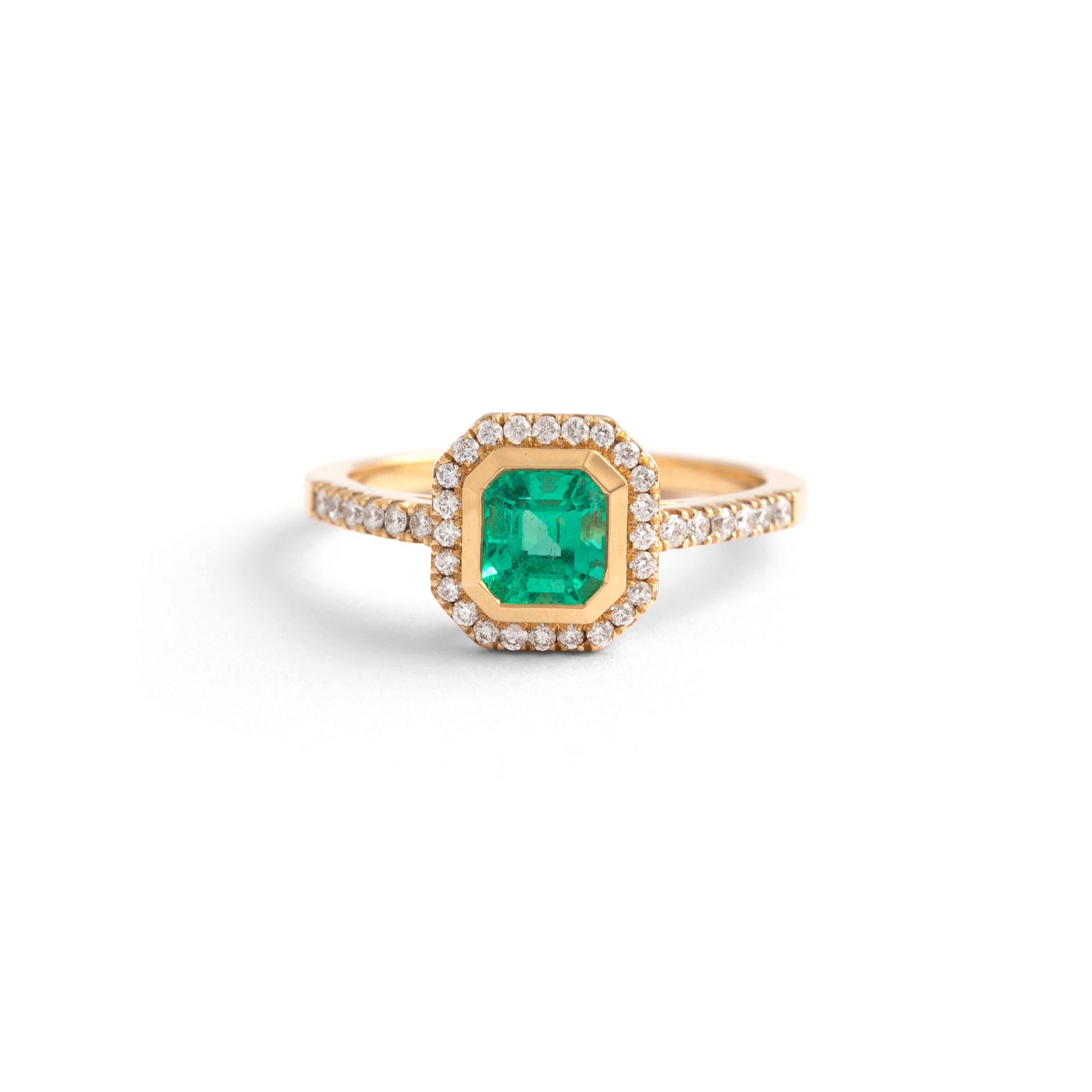 Art Deco 0.80 Carat Emerald Diamond Ring For Sale