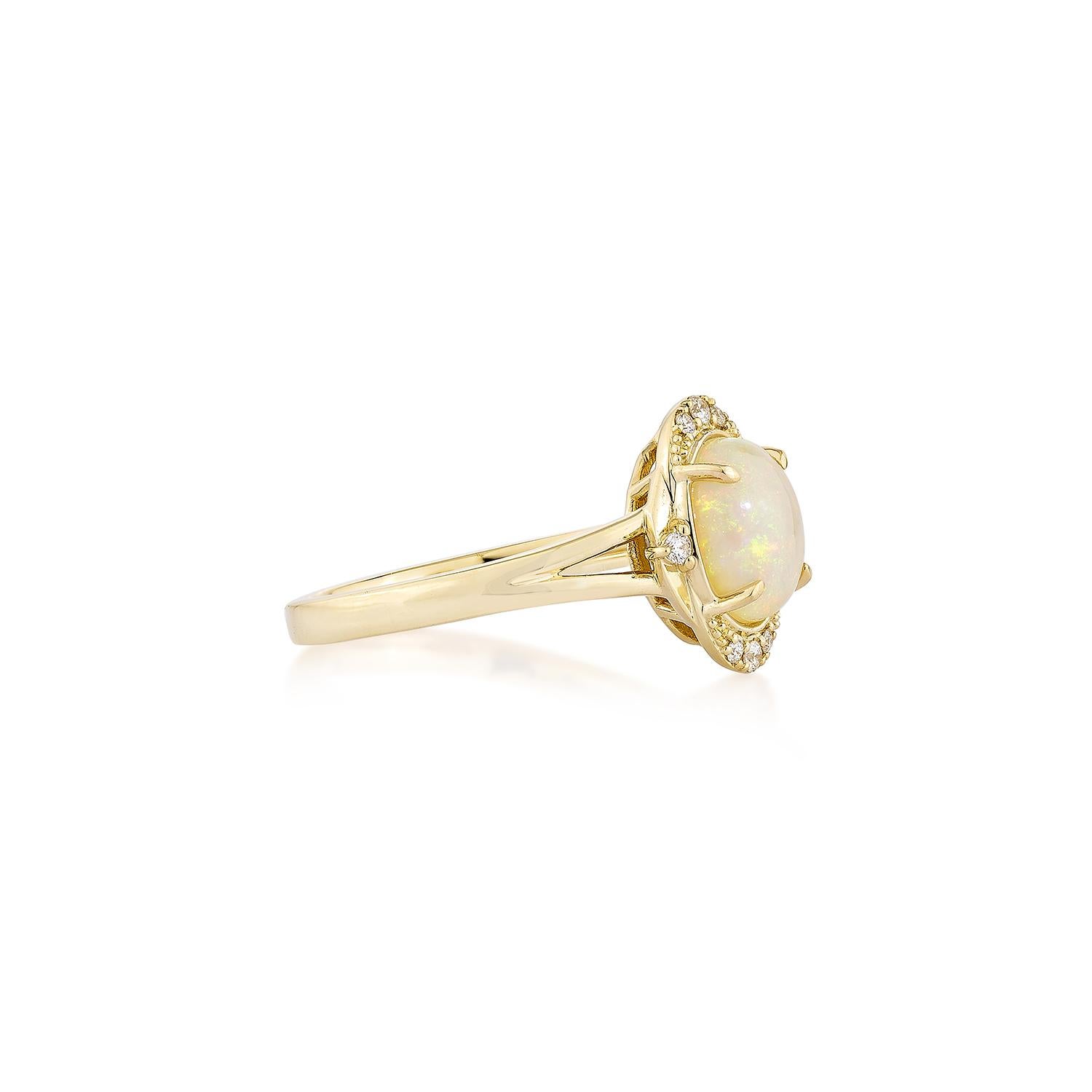 Sunita Nahata präsentiert einen atemberaubenden Ring aus einem äthiopischen Opal-Cabochon, der mit weißen Diamanten verziert ist. Dieser Edelstein, der für seine historische Bedeutung bekannt ist, soll Glück, Schutz und göttliche Hoffnung bringen.