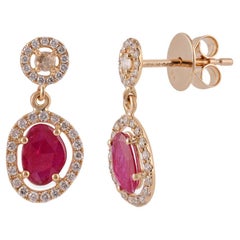 Boucles d'oreilles en or jaune 18 carats avec diamants et rubis du Mozambique de 0,80 carat