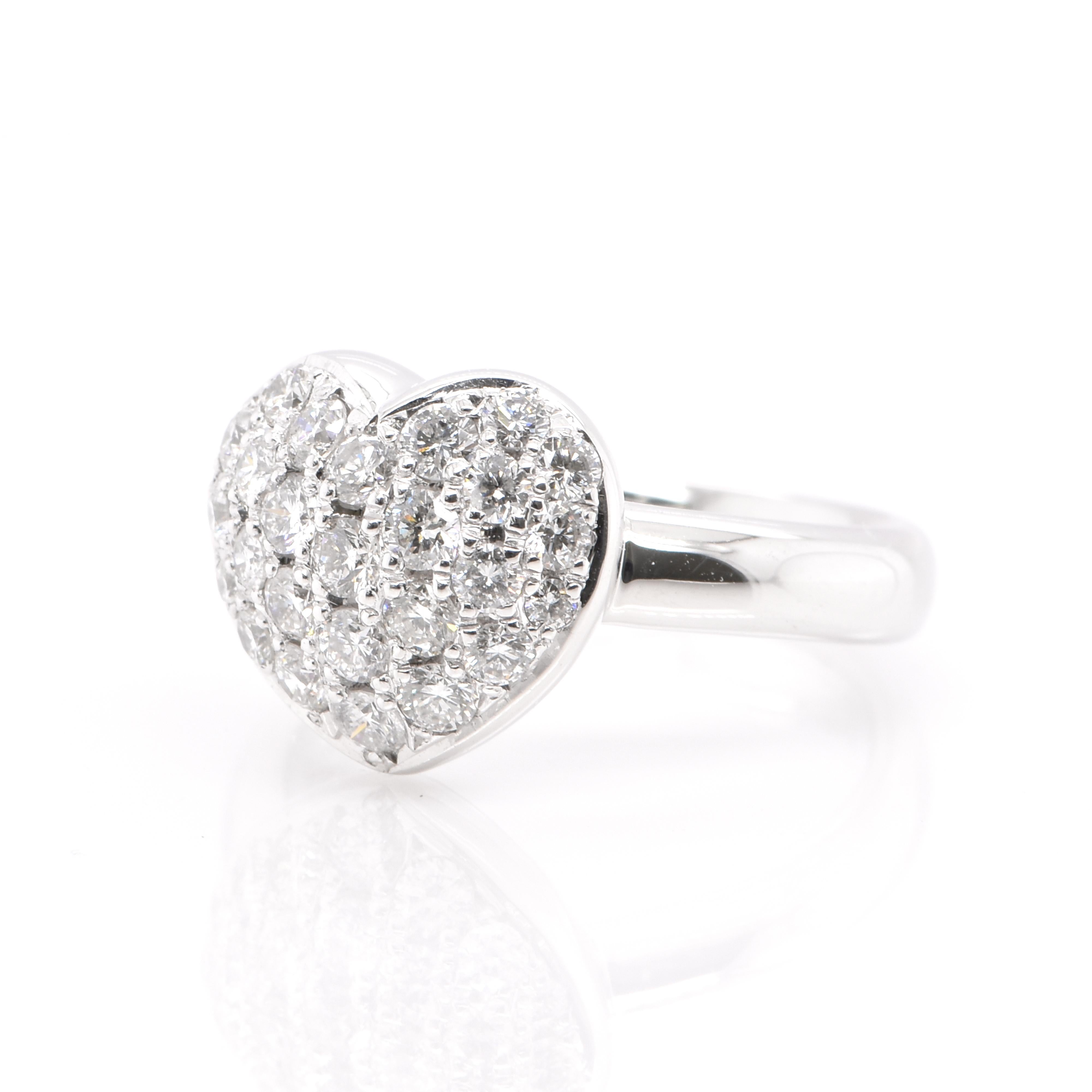 Ein wunderschöner Cluster-Ring mit insgesamt 0,80 Karat natürlichen, runden Diamanten, gefasst in 18 Karat Weißgold. Diamanten werden seit Tausenden von Jahren in der Geschichte der Menschheit als Schmuck und Wertgegenstand geschätzt. Sie werden auf