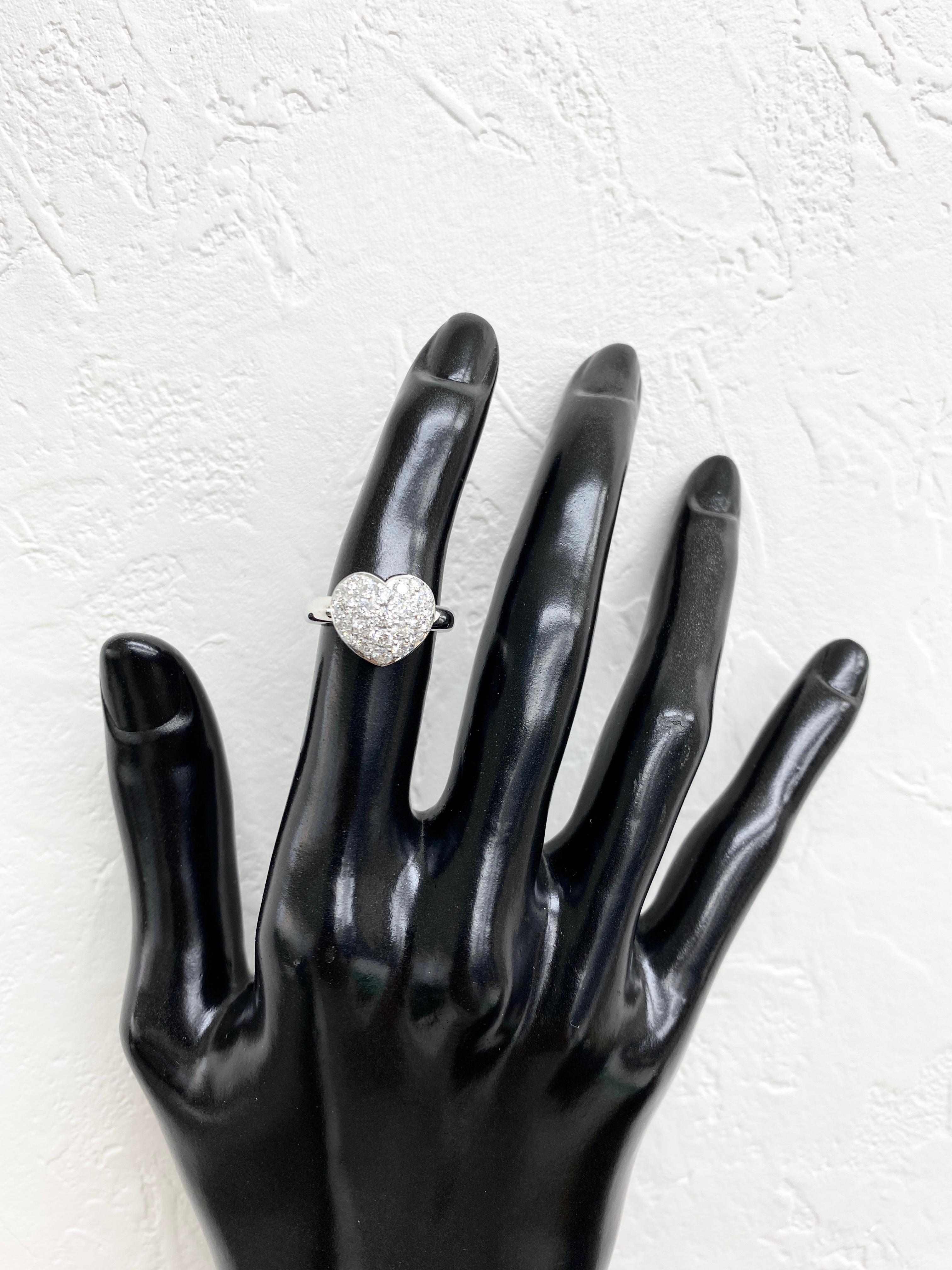 Women's 0.80 Carat Natural Diamond Cluster Heart Ring Set in 18k White Gold For Sale
