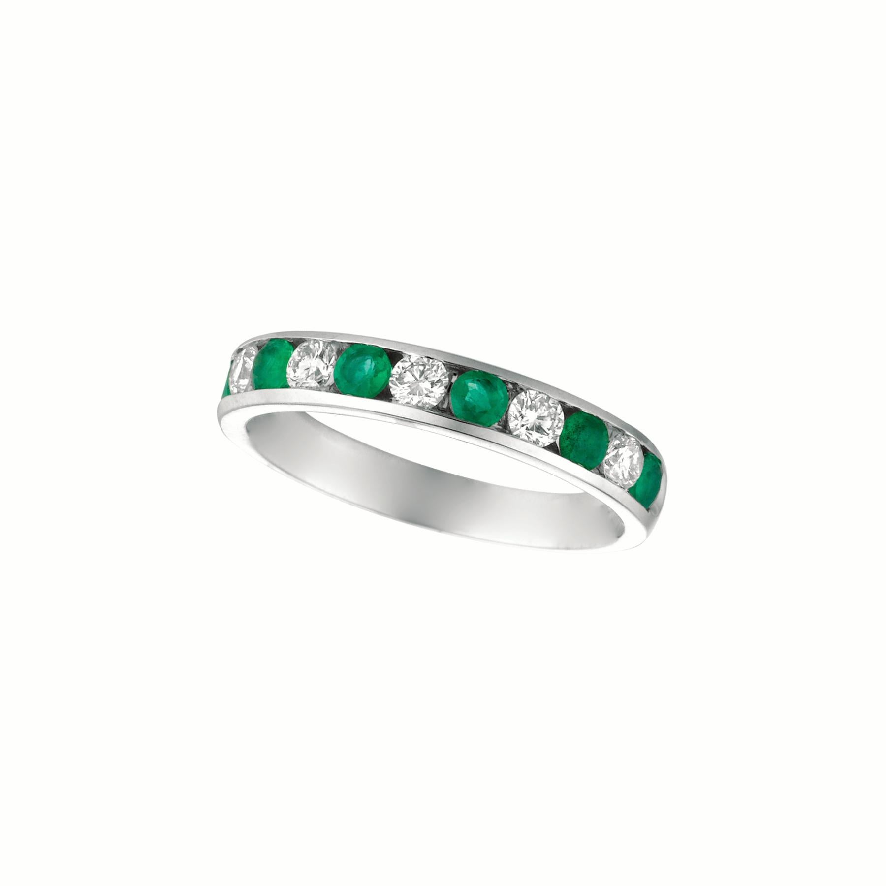 Contemporary 0.80 Carat Natural Emerald and Diamond Ring 14 Karat White Gold For Sale