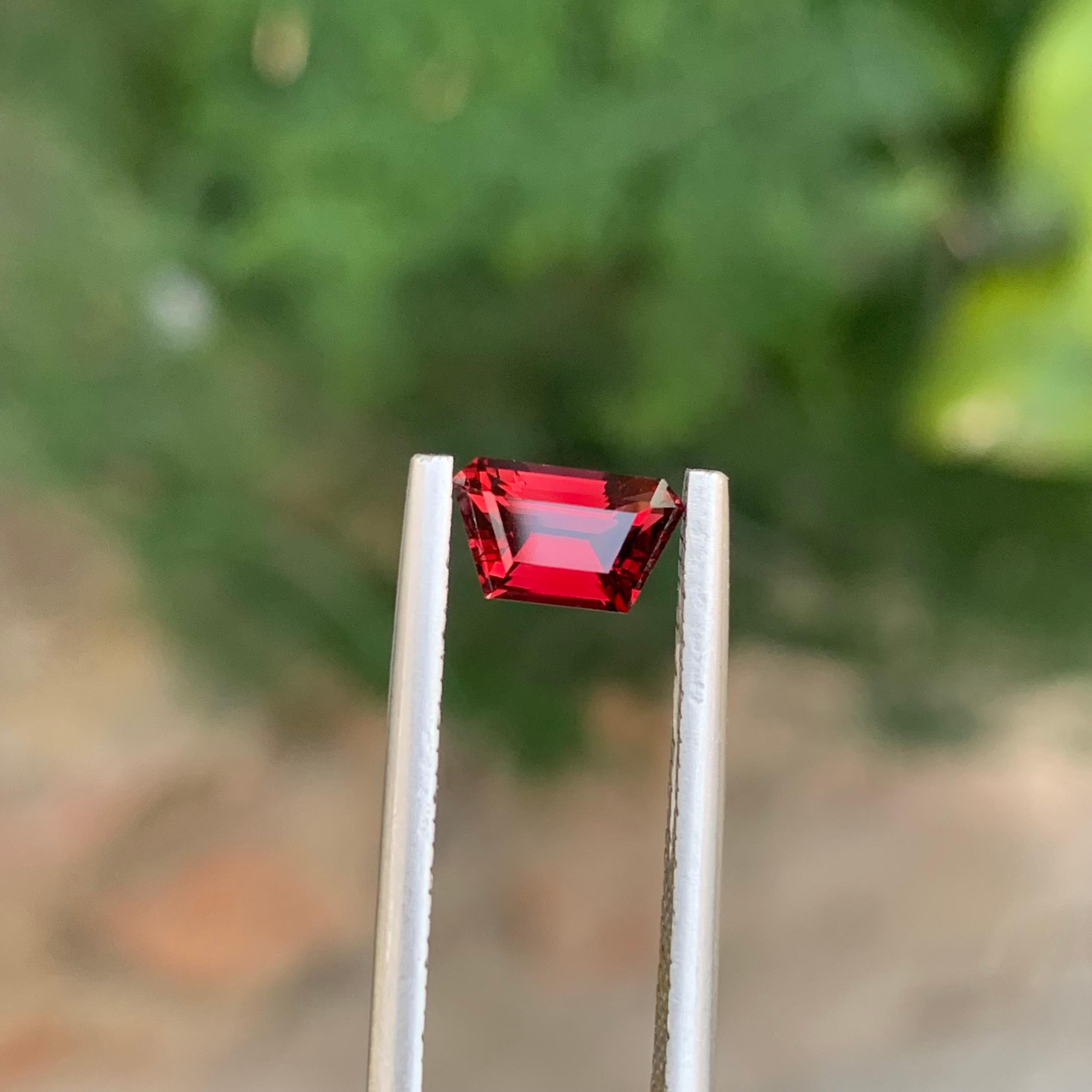 Loser roter Spinell

Gewicht: 0,80 Karat
Abmessung: 7.5 x 4.4 x 3.1 Mm
Herkunft: Birma
Form: trapezförmig 
Farbe: Rot
Behandlung: Nicht
Zertifikat; auf Kundenwunsch

Der rote Spinell ist ein fesselnder Edelstein, der für seine atemberaubenden