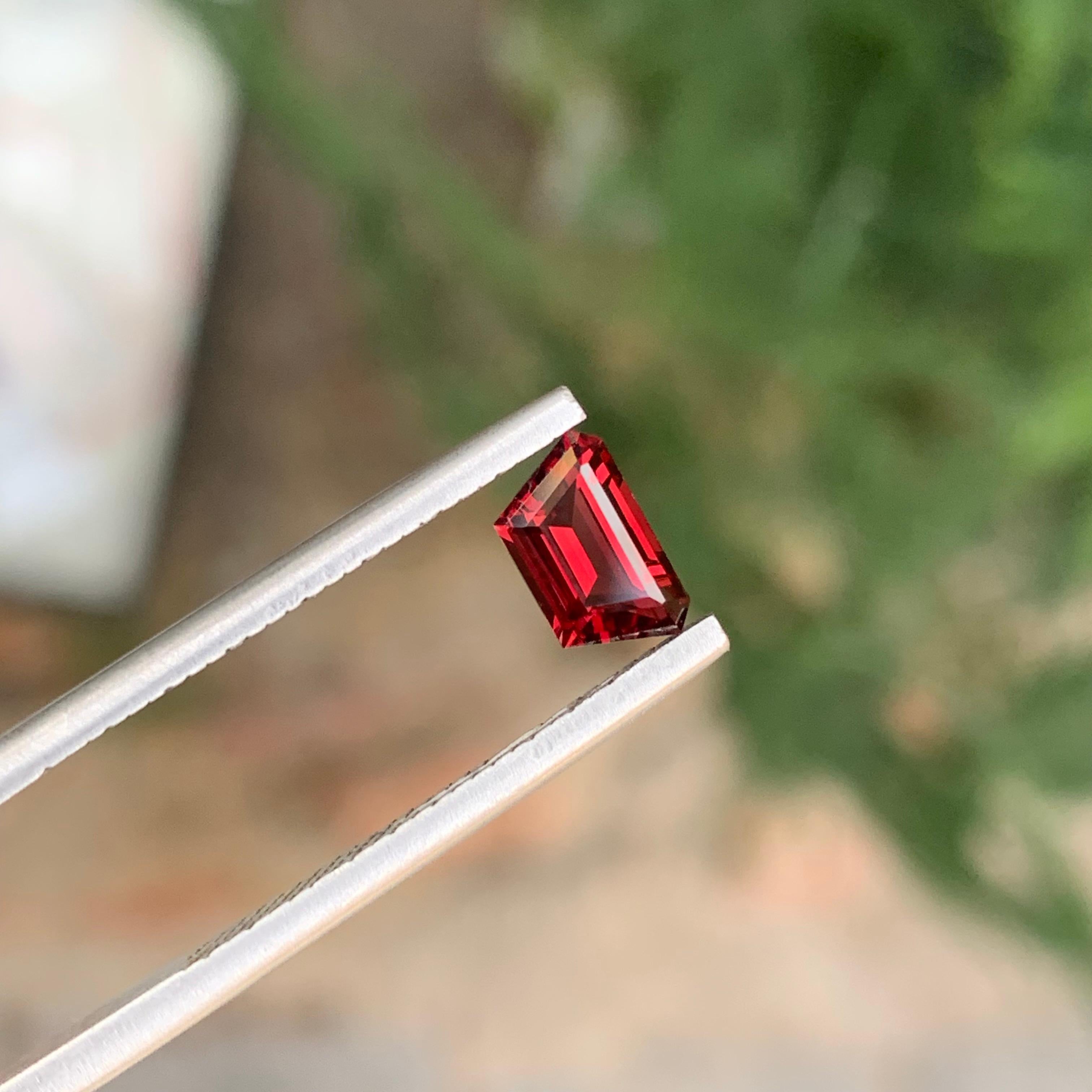 0,80 Karat Natürlicher loser burmesischer Spinell Trapezförmiger Edelstein (Trapezschliff) im Angebot
