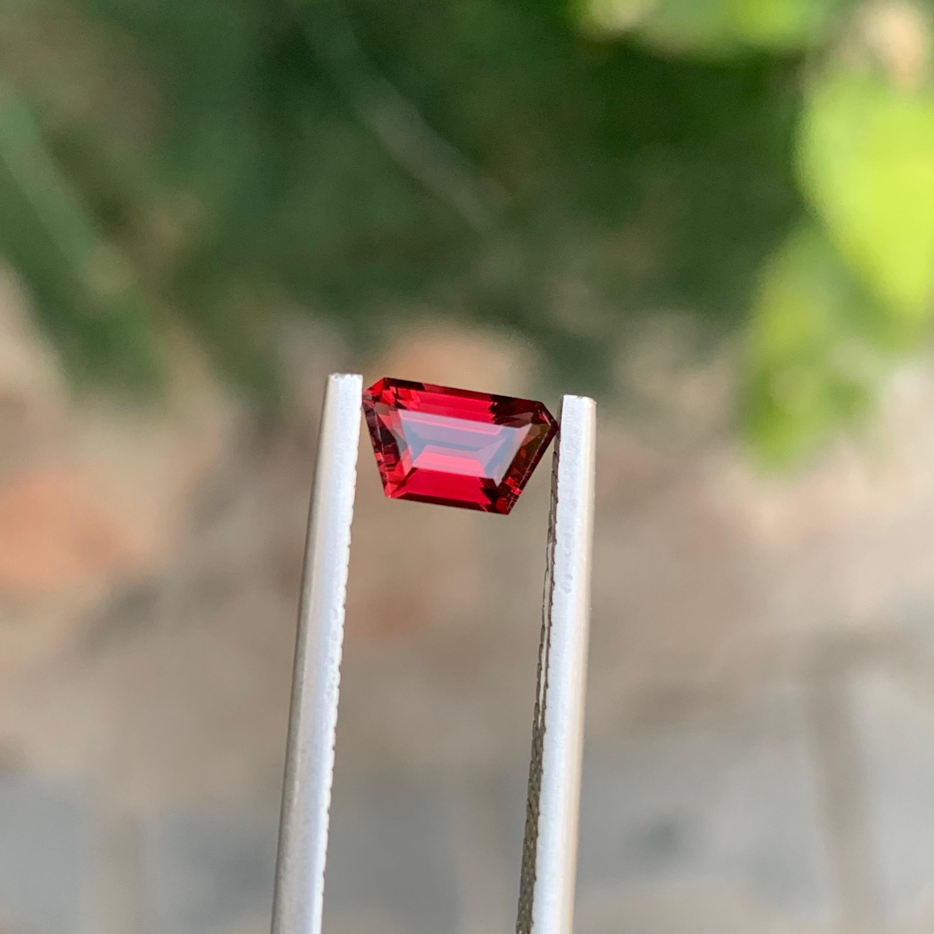 0,80 Karat Natürlicher loser burmesischer Spinell Trapezförmiger Edelstein für Damen oder Herren im Angebot