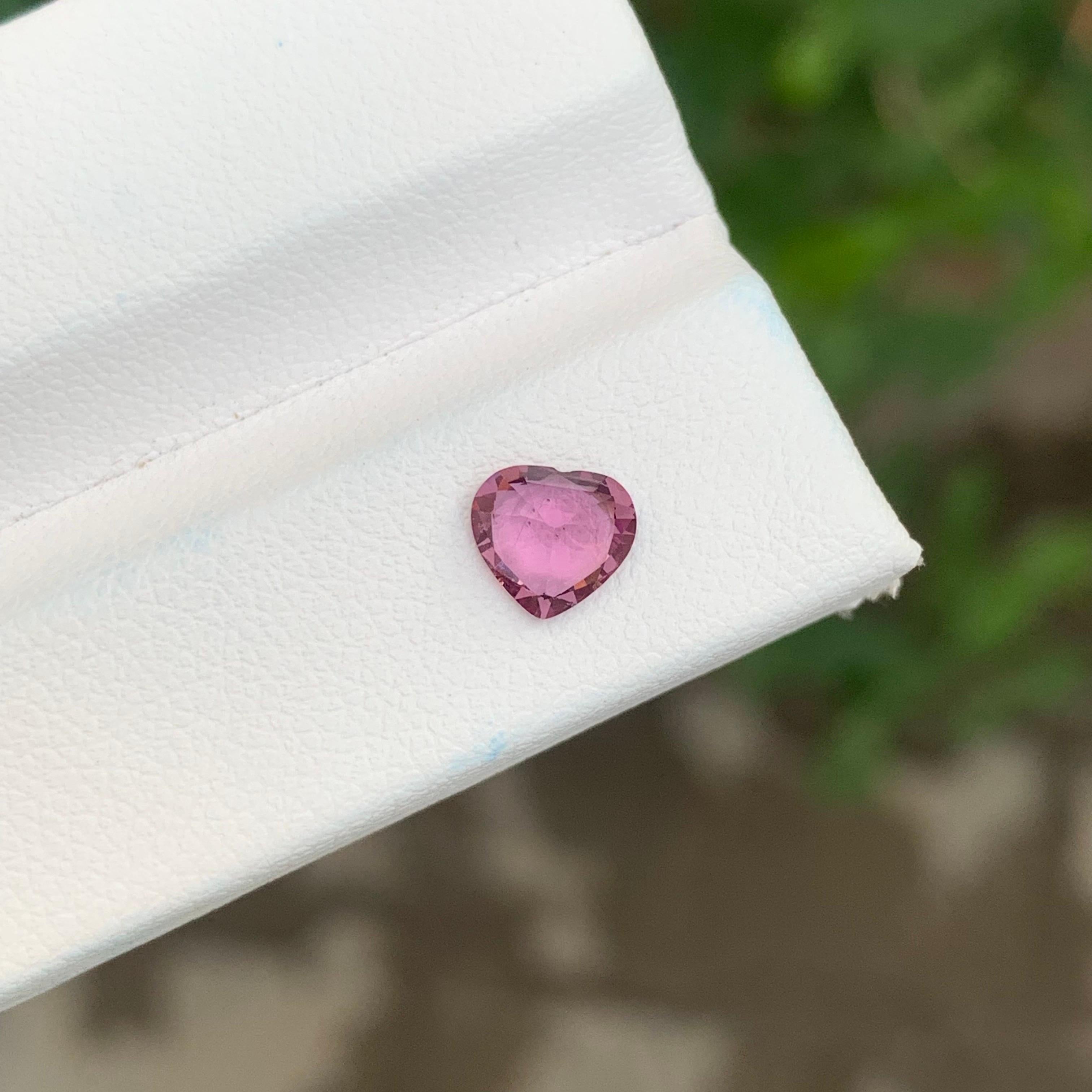 0,80 carati di gemma naturale sfusa a forma di cuore di spinello rosa in vendita 4