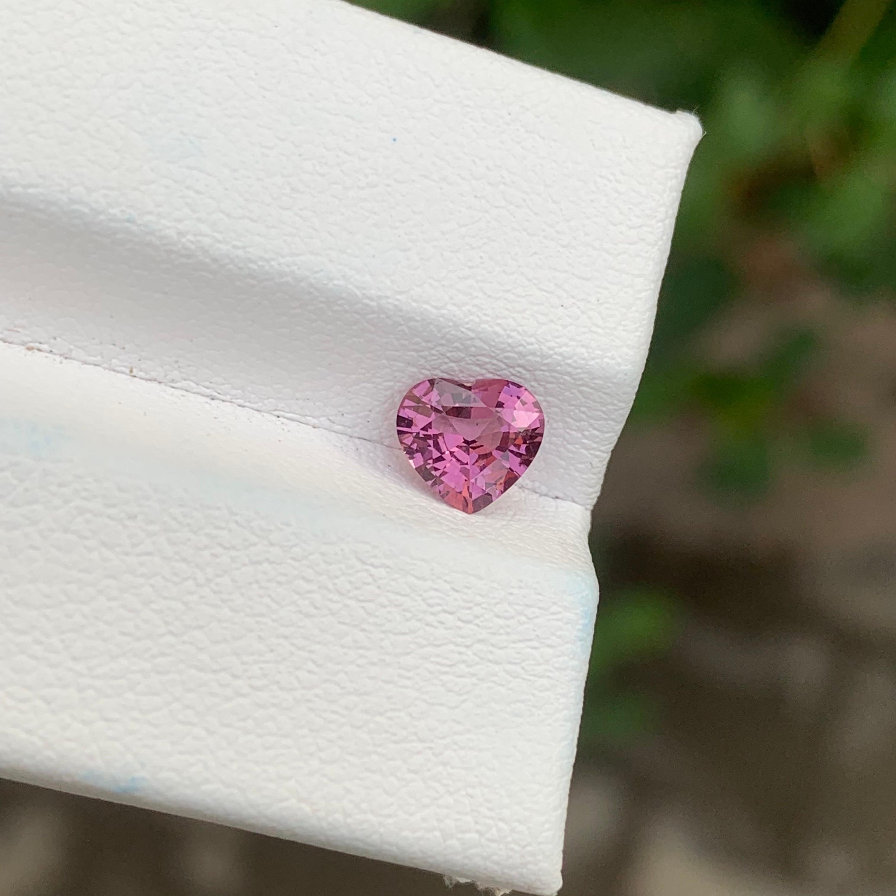 Arts and Crafts 0,80 carati di gemma naturale sfusa a forma di cuore di spinello rosa in vendita