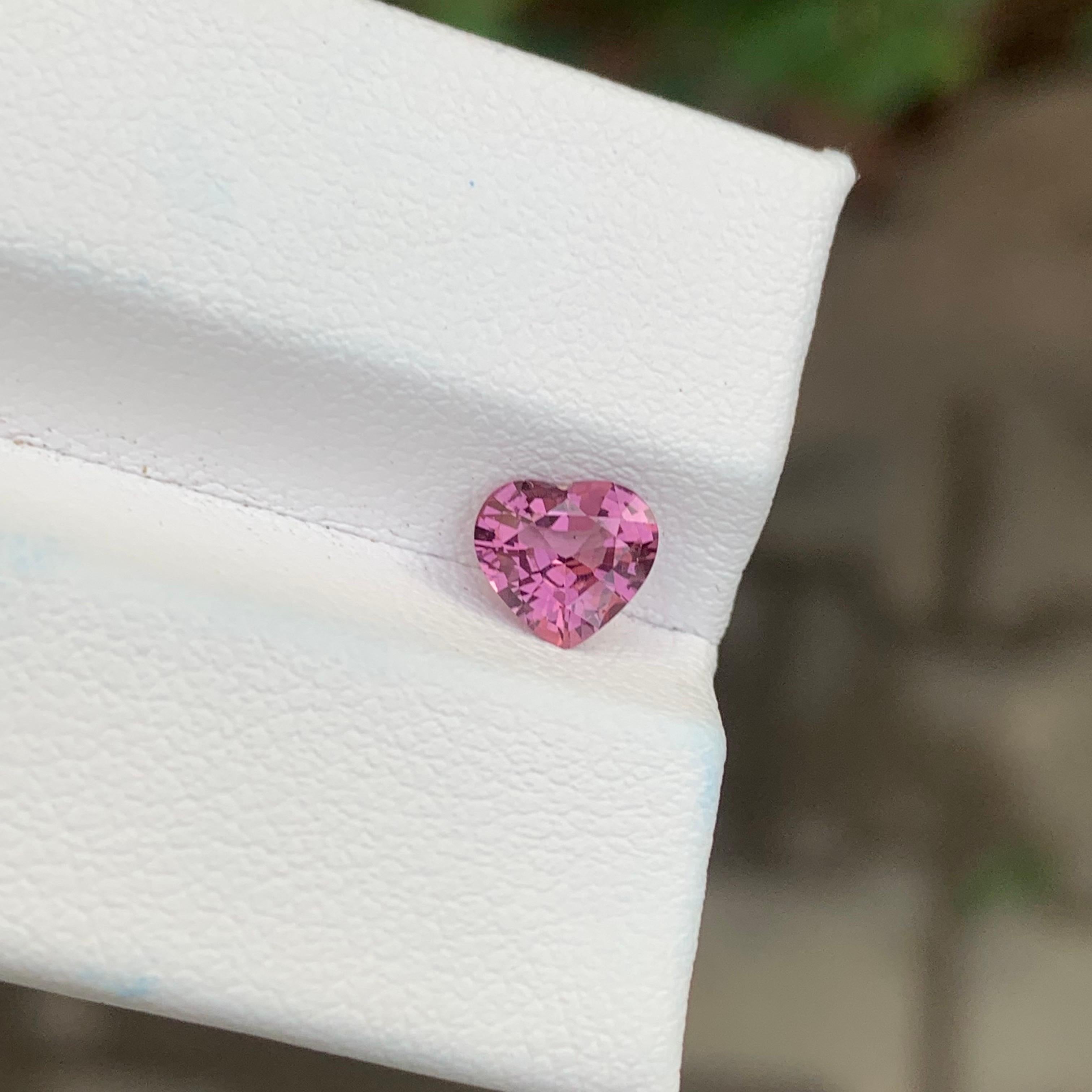 Cuore 0,80 carati di gemma naturale sfusa a forma di cuore di spinello rosa in vendita