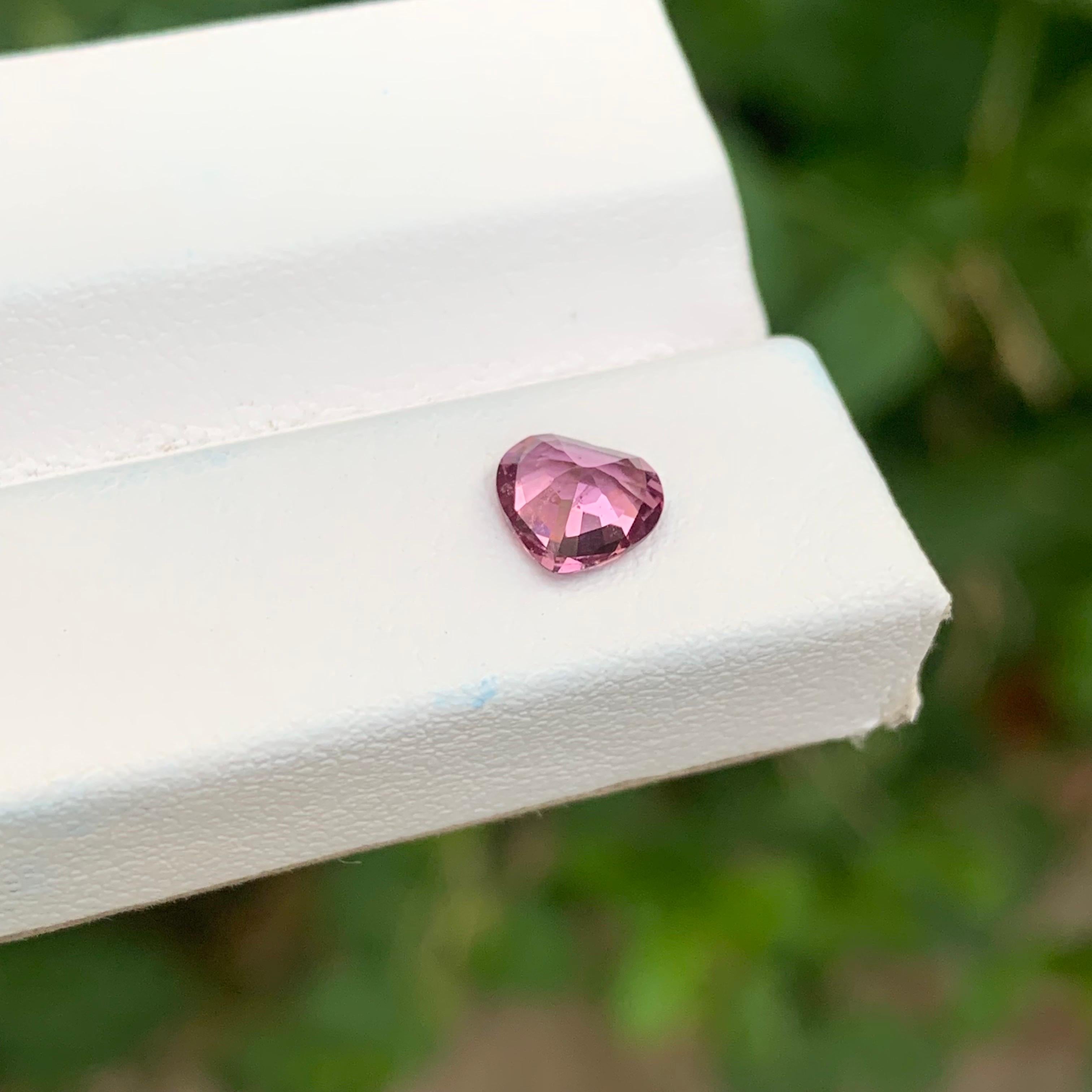 0,80 carati di gemma naturale sfusa a forma di cuore di spinello rosa In condizioni Nuovo in vendita a Peshawar, PK