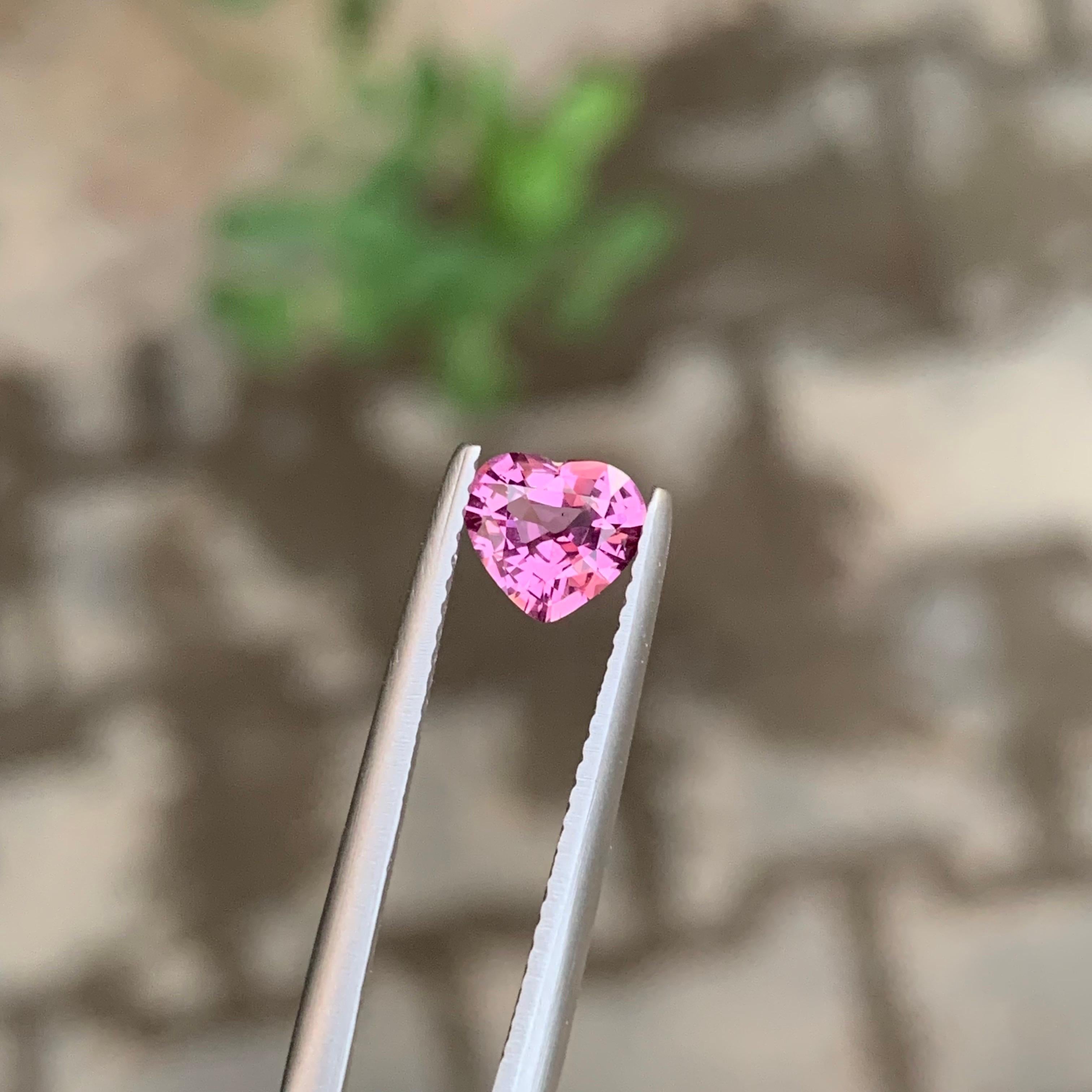 da uomo o donna 0,80 carati di gemma naturale sfusa a forma di cuore di spinello rosa in vendita
