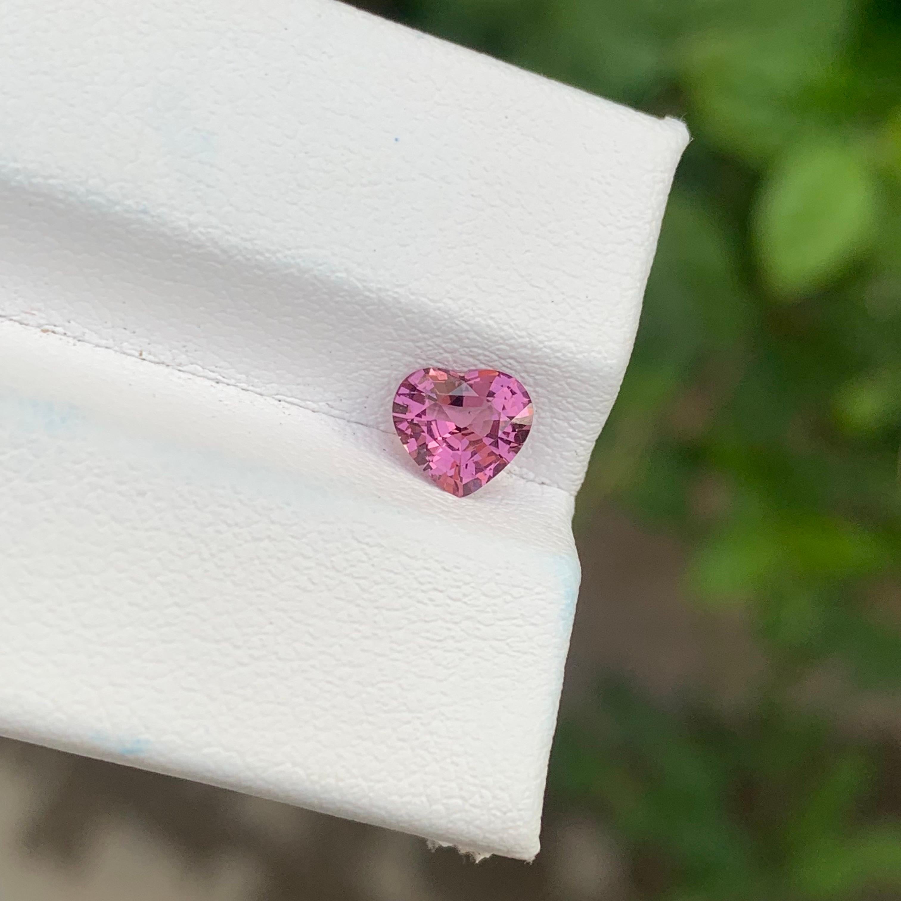 0,80 carati di gemma naturale sfusa a forma di cuore di spinello rosa in vendita 1