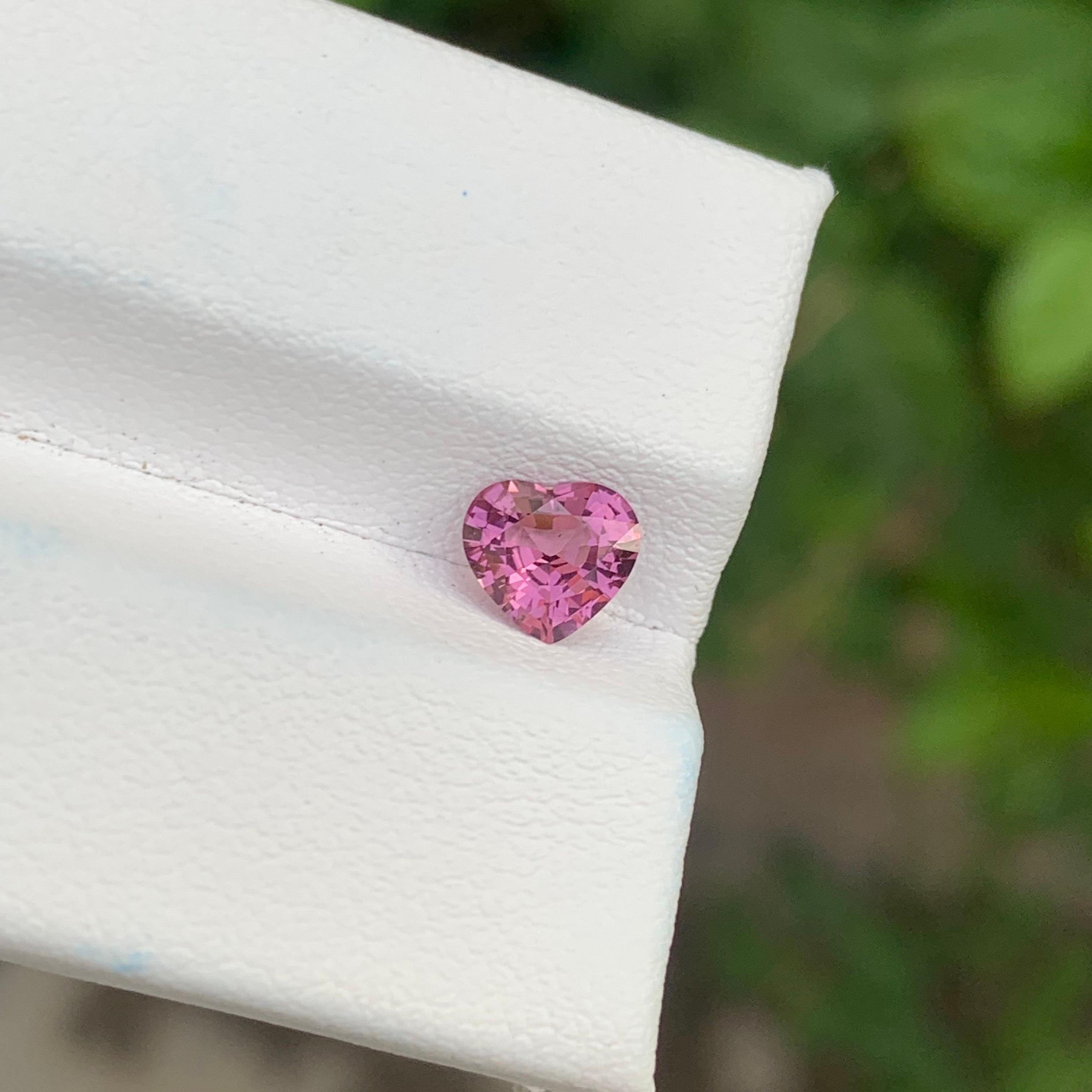 0,80 carati di gemma naturale sfusa a forma di cuore di spinello rosa in vendita 2
