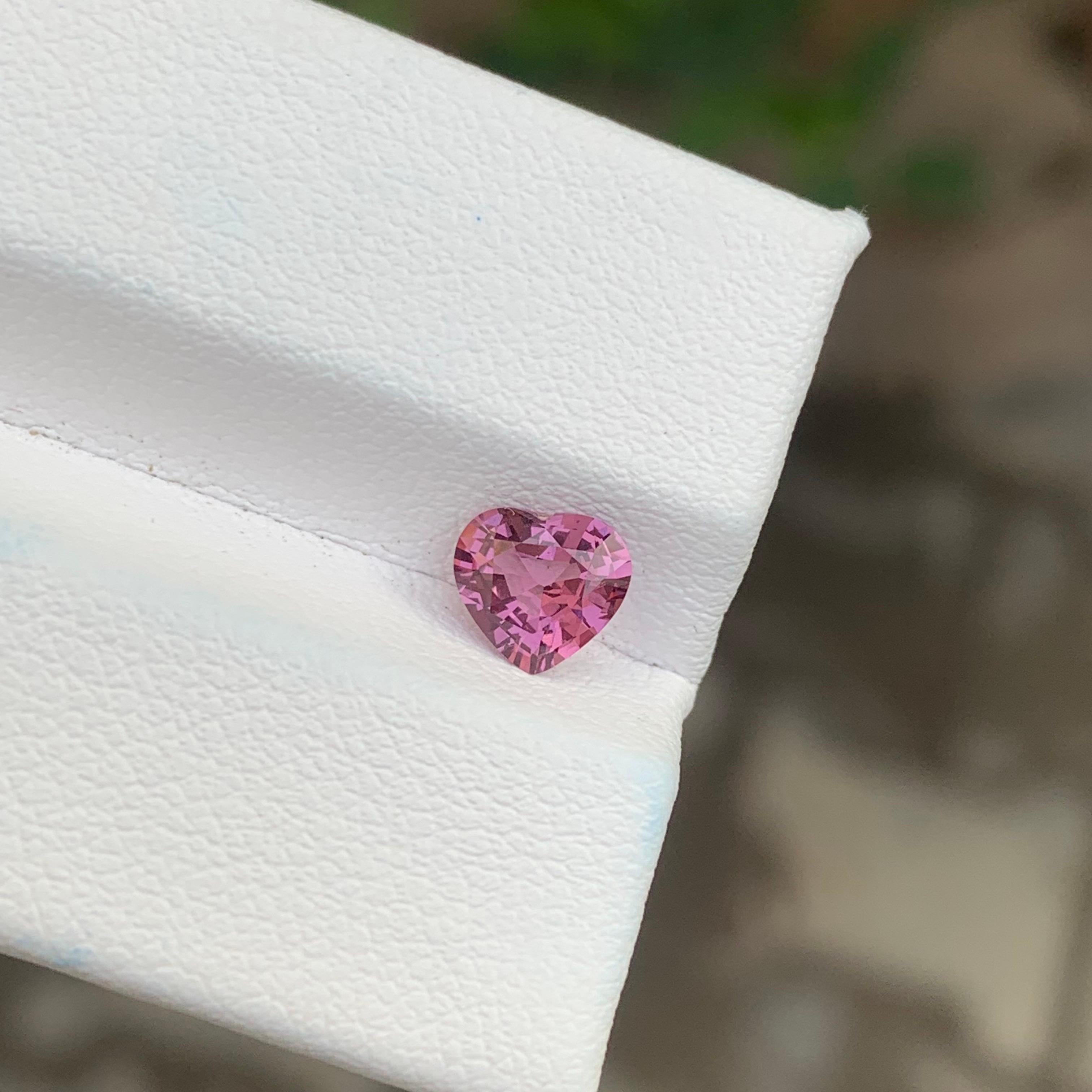 0,80 carati di gemma naturale sfusa a forma di cuore di spinello rosa in vendita 3
