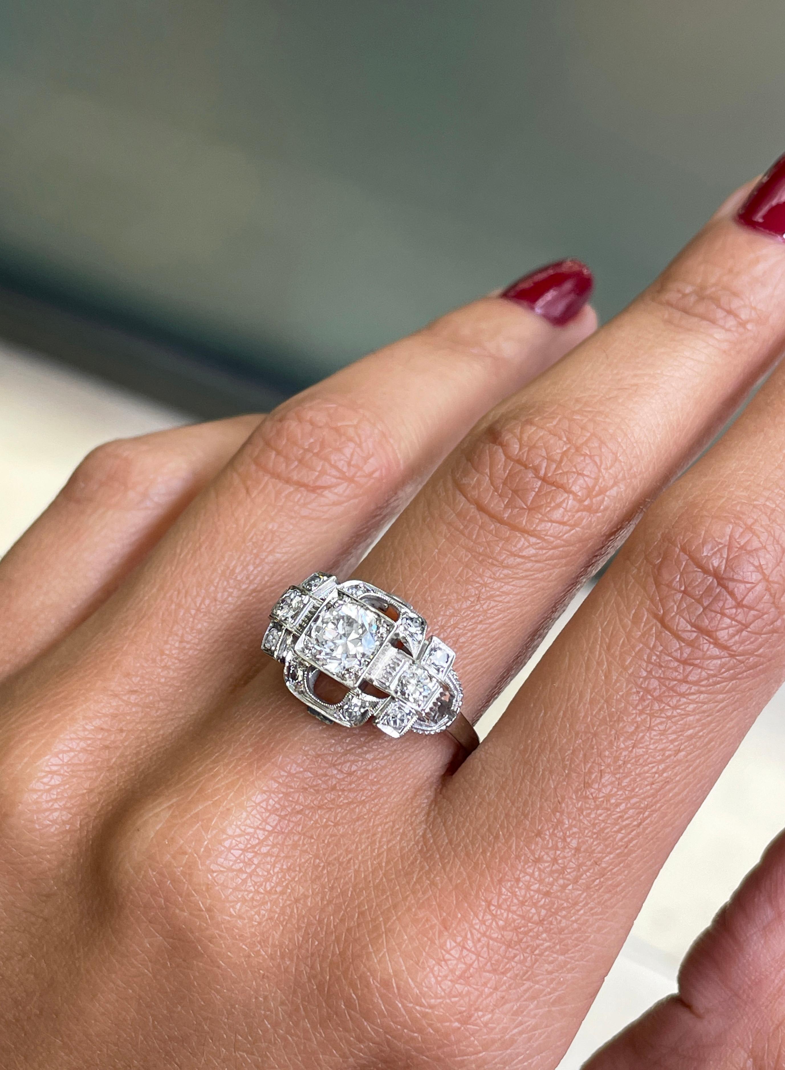 Bague de fiançailles Art déco en platine avec diamant taille ancienne de 0,80 carat, vers les années 1930 en vente 1