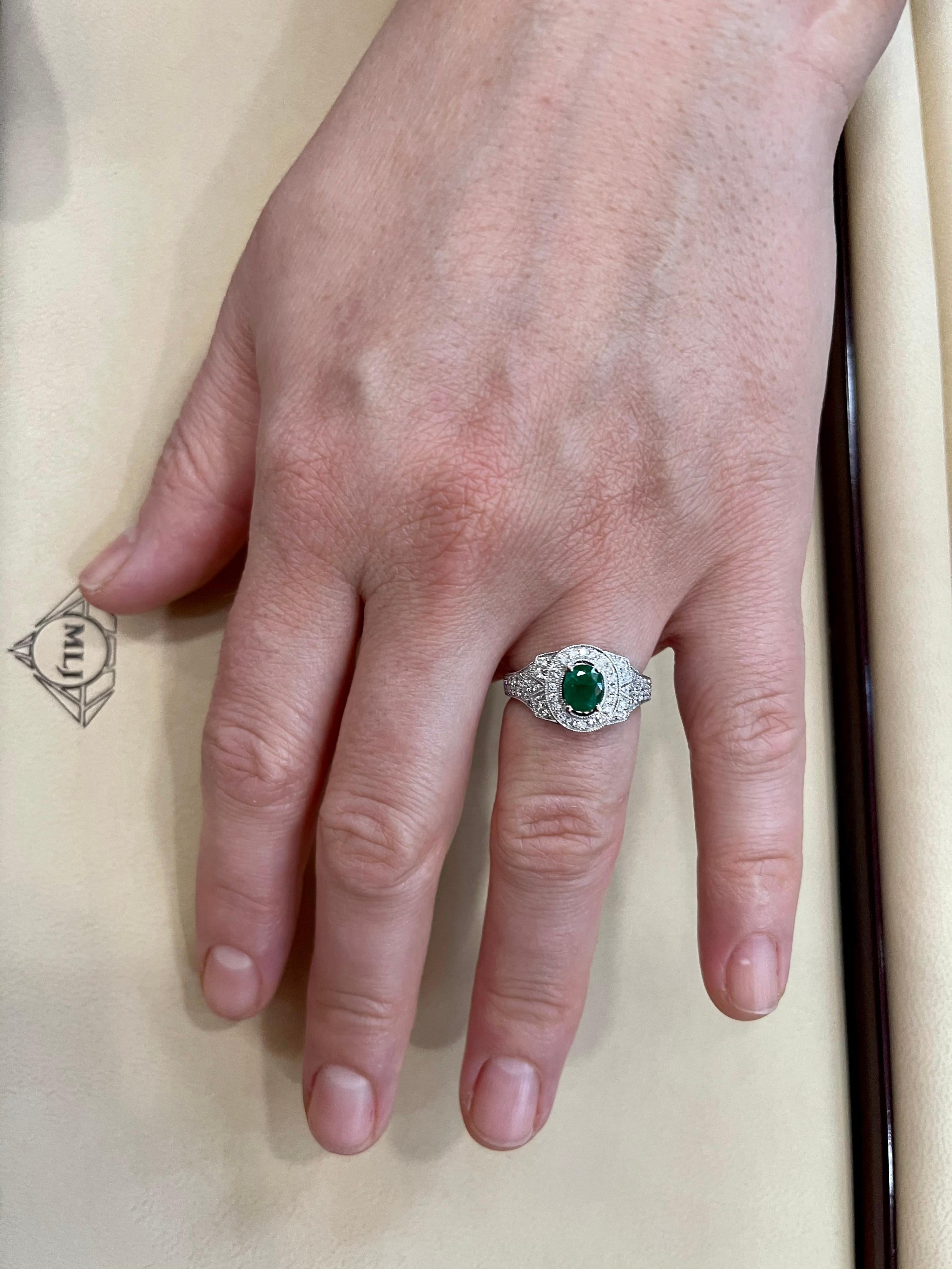 Esmeralda talla oval de 0,80 quilates y diamante de 0,85 quilates Anillo de oro blanco de 18 quilates Corte oval en venta