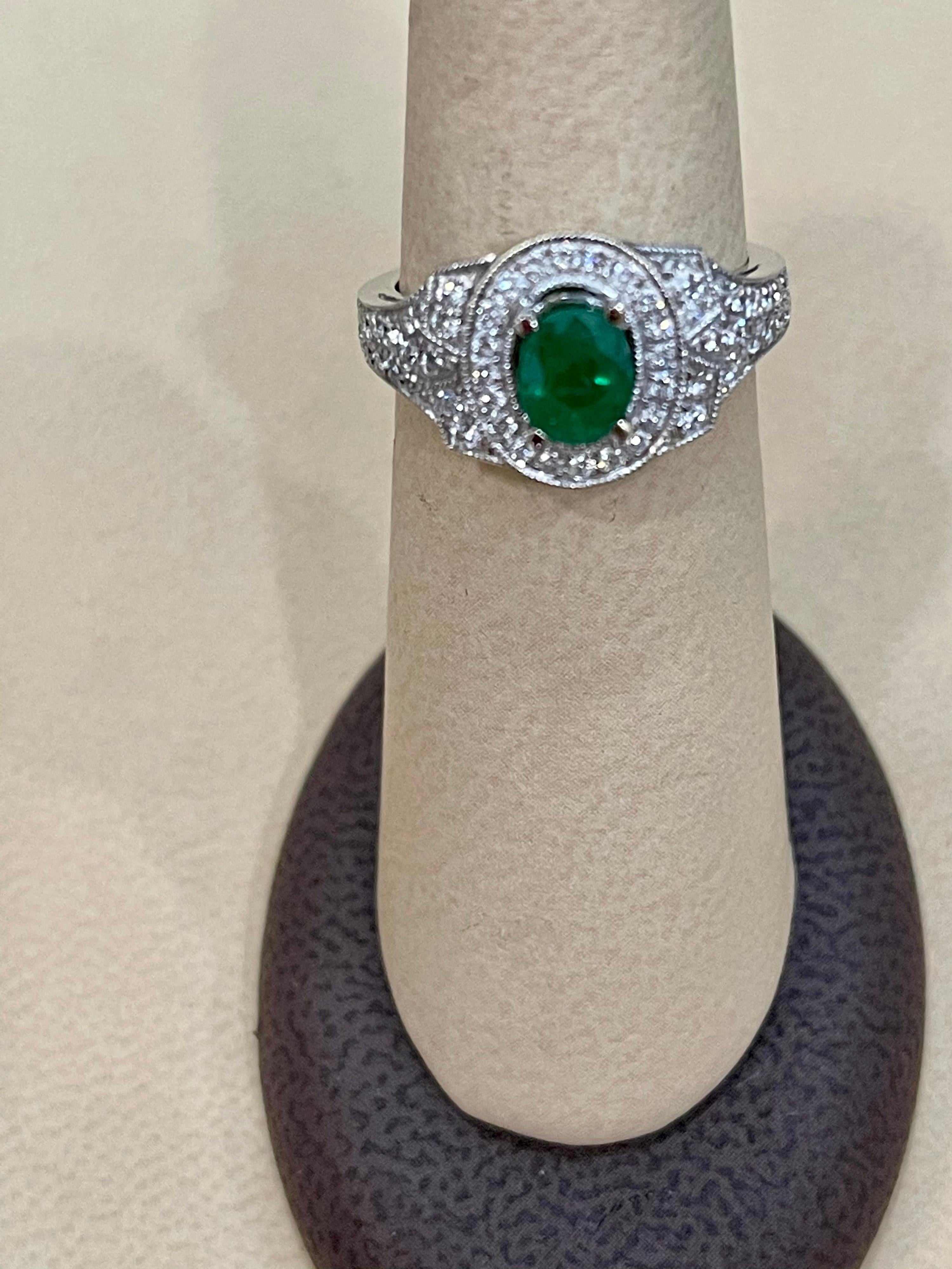 Esmeralda talla oval de 0,80 quilates y diamante de 0,85 quilates Anillo de oro blanco de 18 quilates en Excelente estado para la venta en New York, NY