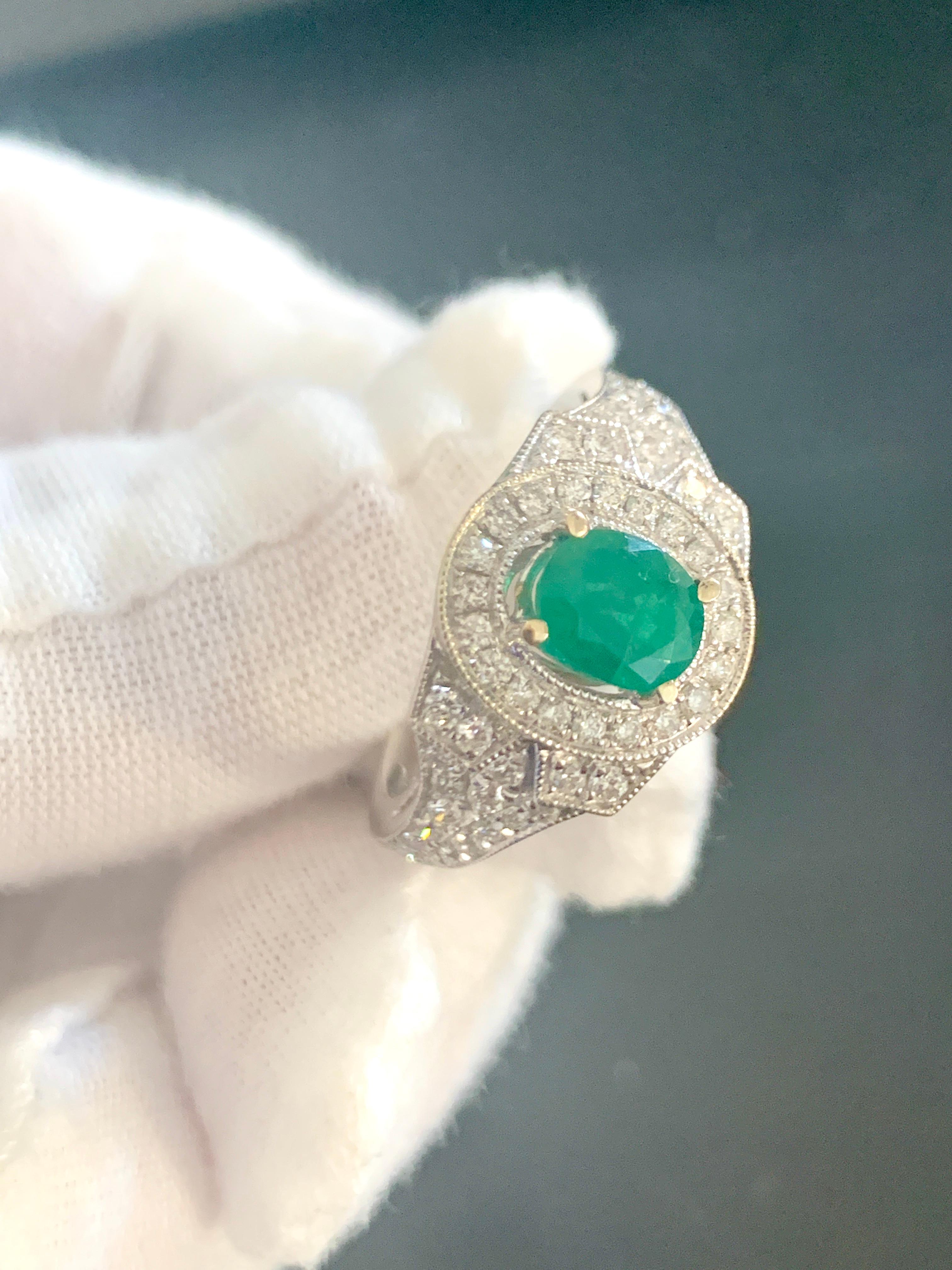 De las mujeres Esmeralda talla oval de 0,80 quilates y diamante de 0,85 quilates Anillo de oro blanco de 18 quilates en venta