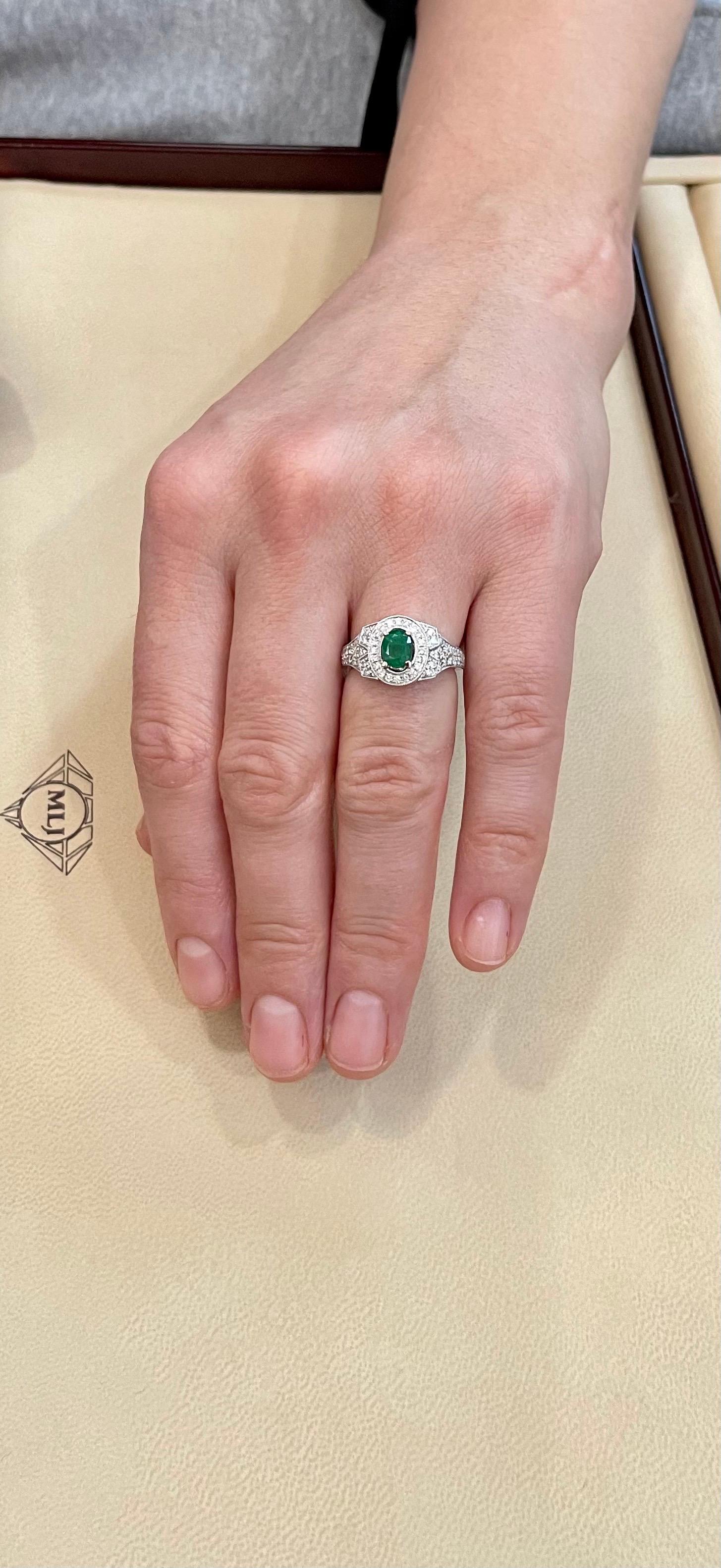 Esmeralda talla oval de 0,80 quilates y diamante de 0,85 quilates Anillo de oro blanco de 18 quilates en venta 1