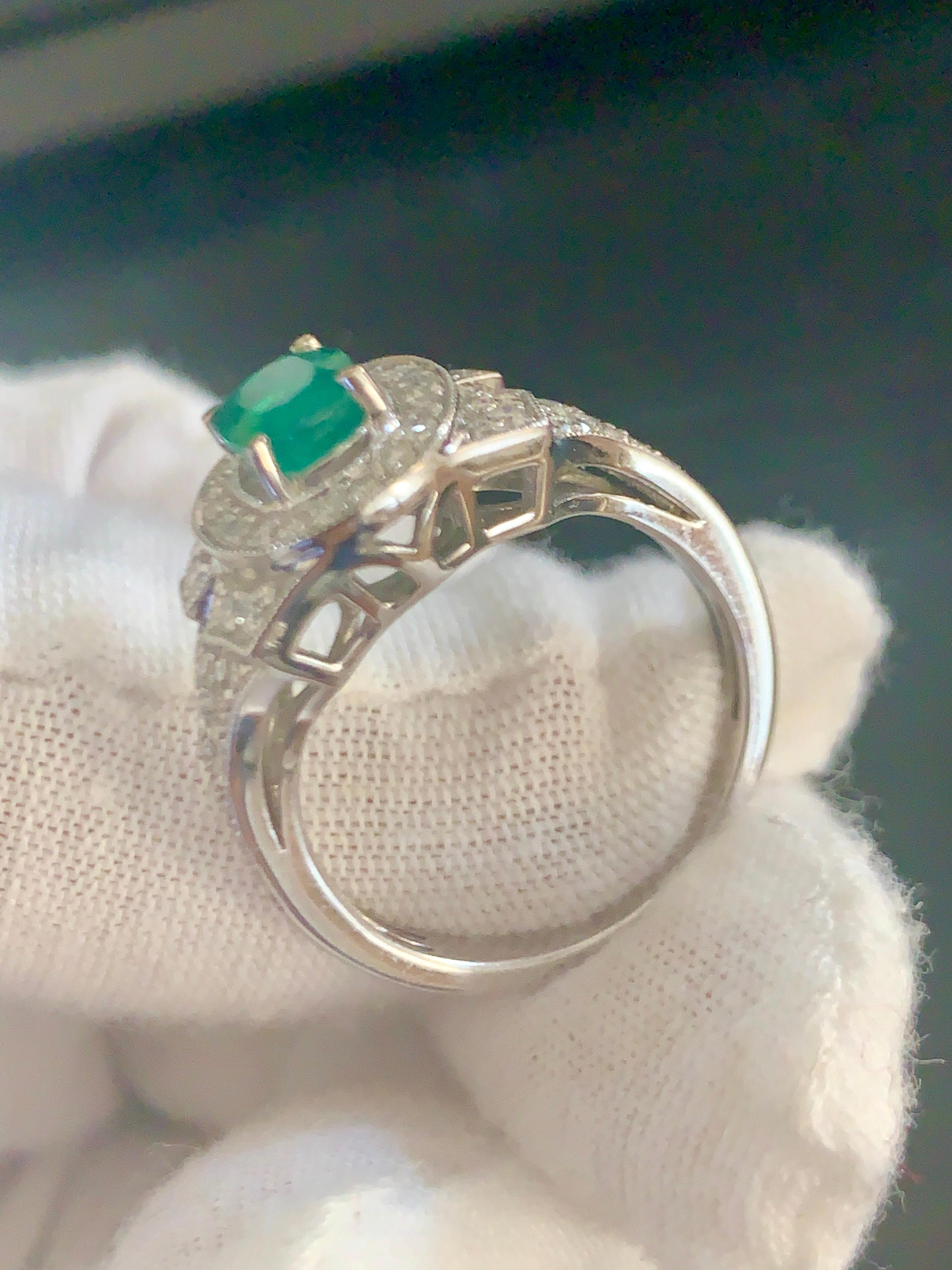 Esmeralda talla oval de 0,80 quilates y diamante de 0,85 quilates Anillo de oro blanco de 18 quilates en venta 2