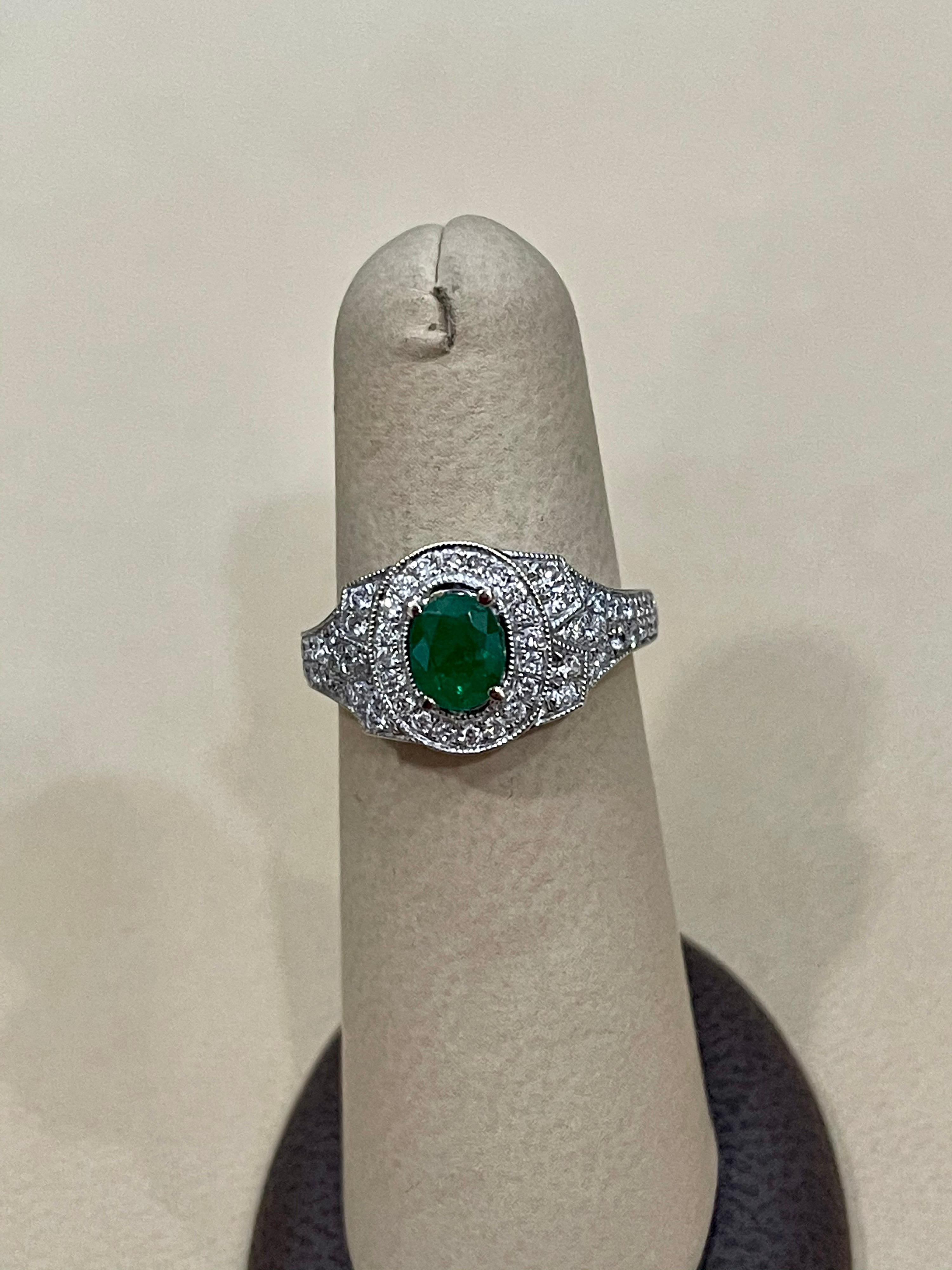 Esmeralda talla oval de 0,80 quilates y diamante de 0,85 quilates Anillo de oro blanco de 18 quilates en venta 3
