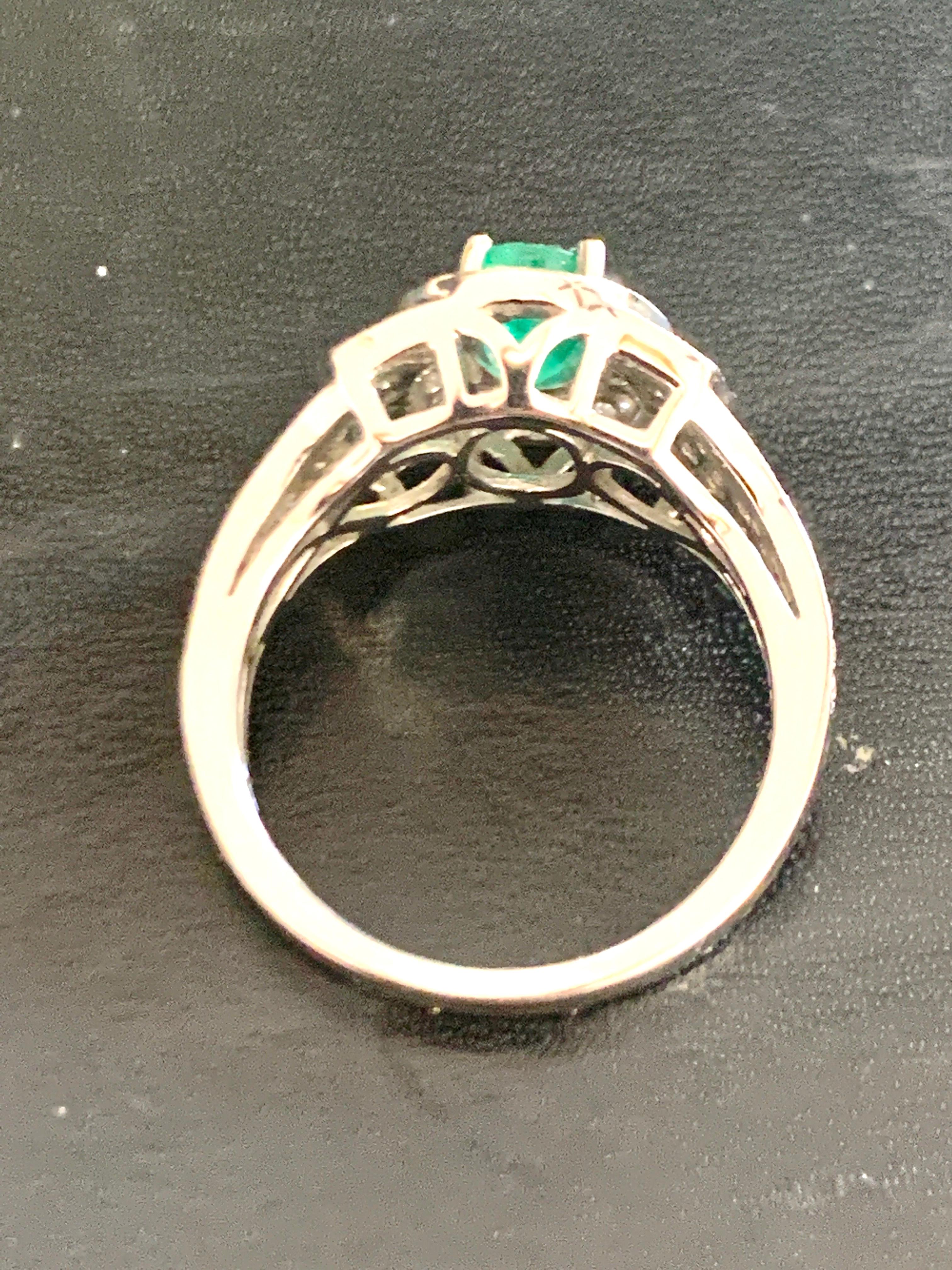 Esmeralda talla oval de 0,80 quilates y diamante de 0,85 quilates Anillo de oro blanco de 18 quilates en venta 4