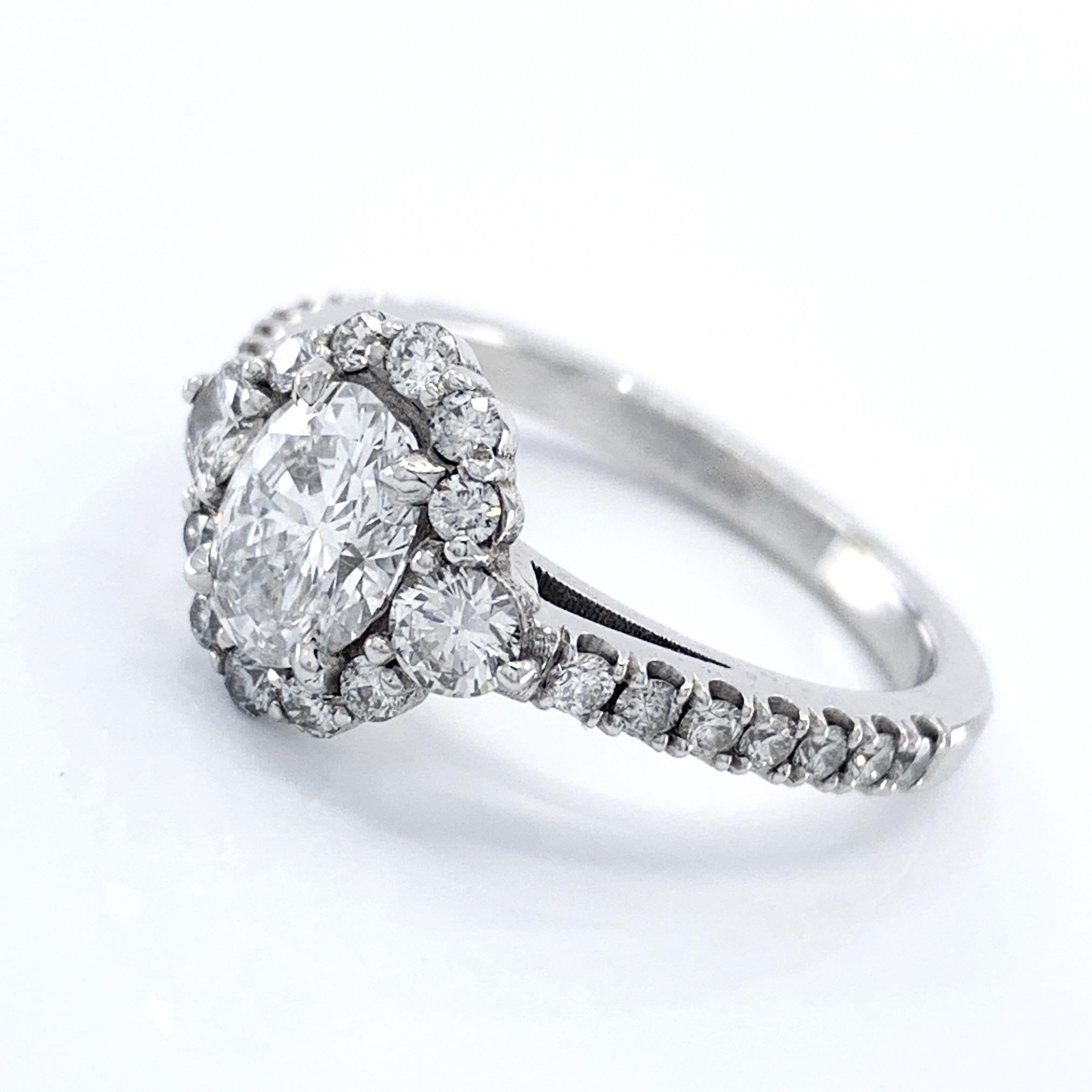 Taille brillant Bague de fiançailles en or blanc avec diamant ovale de 0,80 carat certifié par le GIA et sertissage en halo en vente