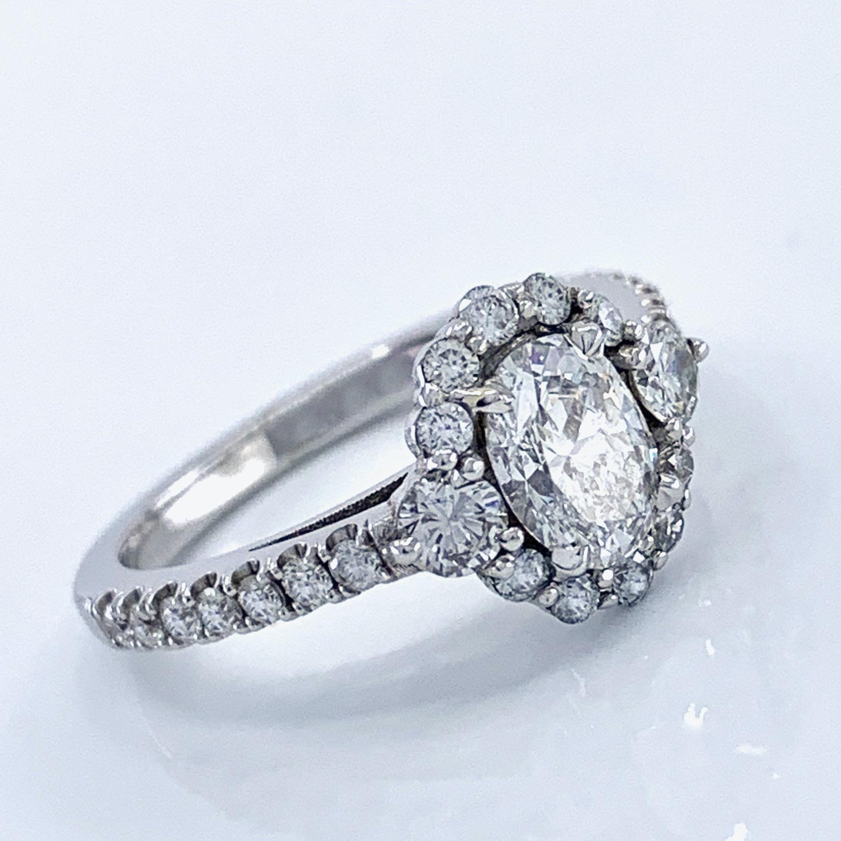 Bague de fiançailles en or blanc avec diamant ovale de 0,80 carat certifié par le GIA et sertissage en halo Neuf - En vente à Sherman Oaks, CA