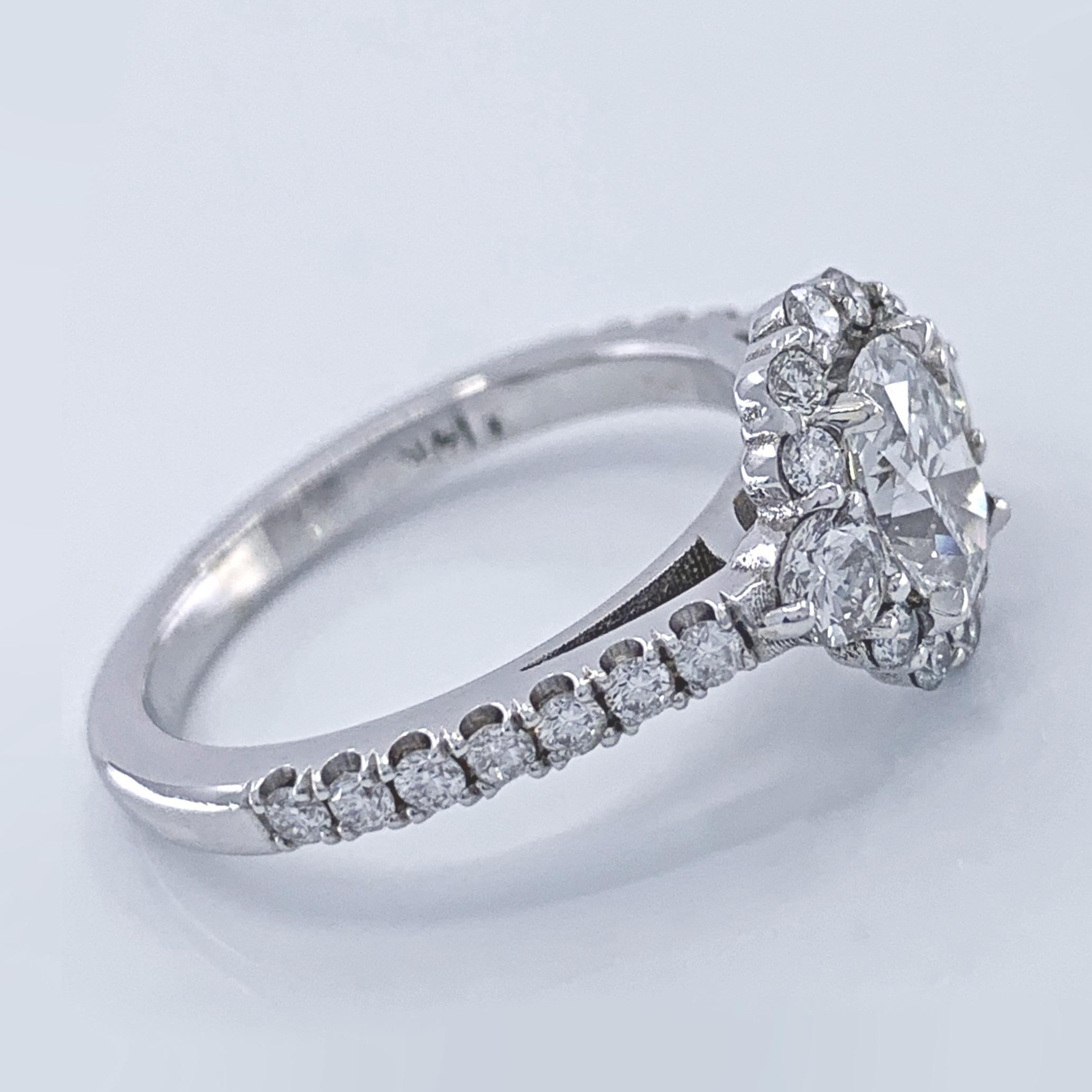 Bague de fiançailles en or blanc avec diamant ovale de 0,80 carat certifié par le GIA et sertissage en halo en vente 2