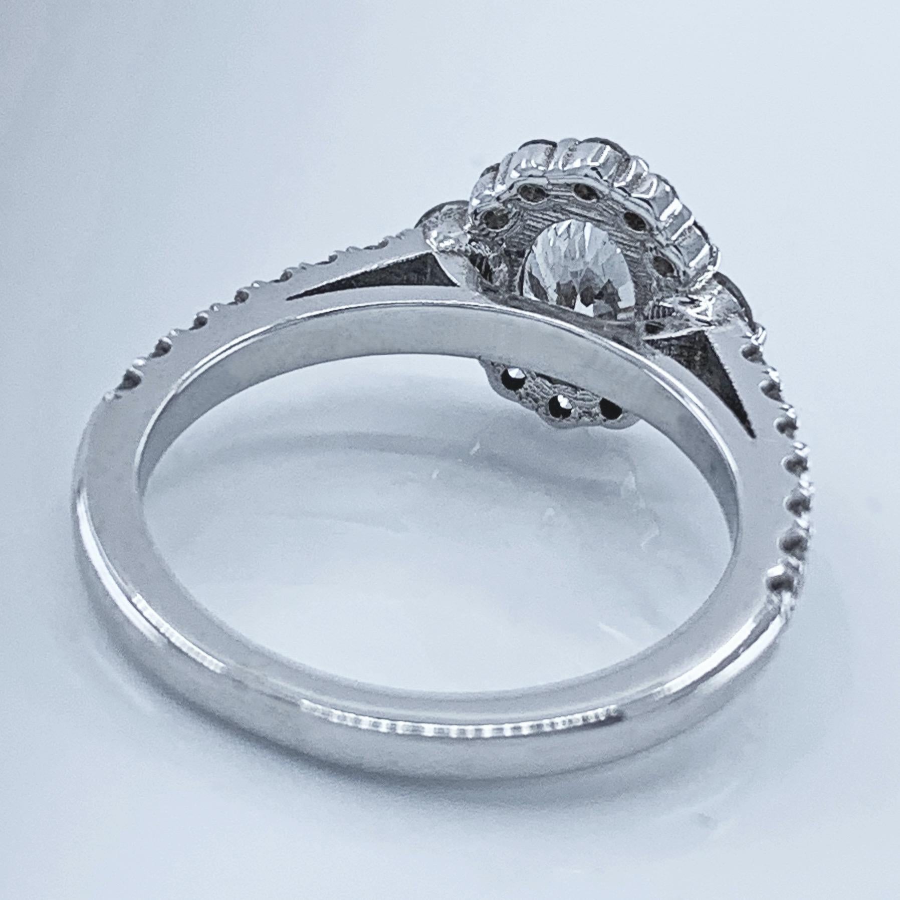 Bague de fiançailles en or blanc avec diamant ovale de 0,80 carat certifié par le GIA et sertissage en halo en vente 3