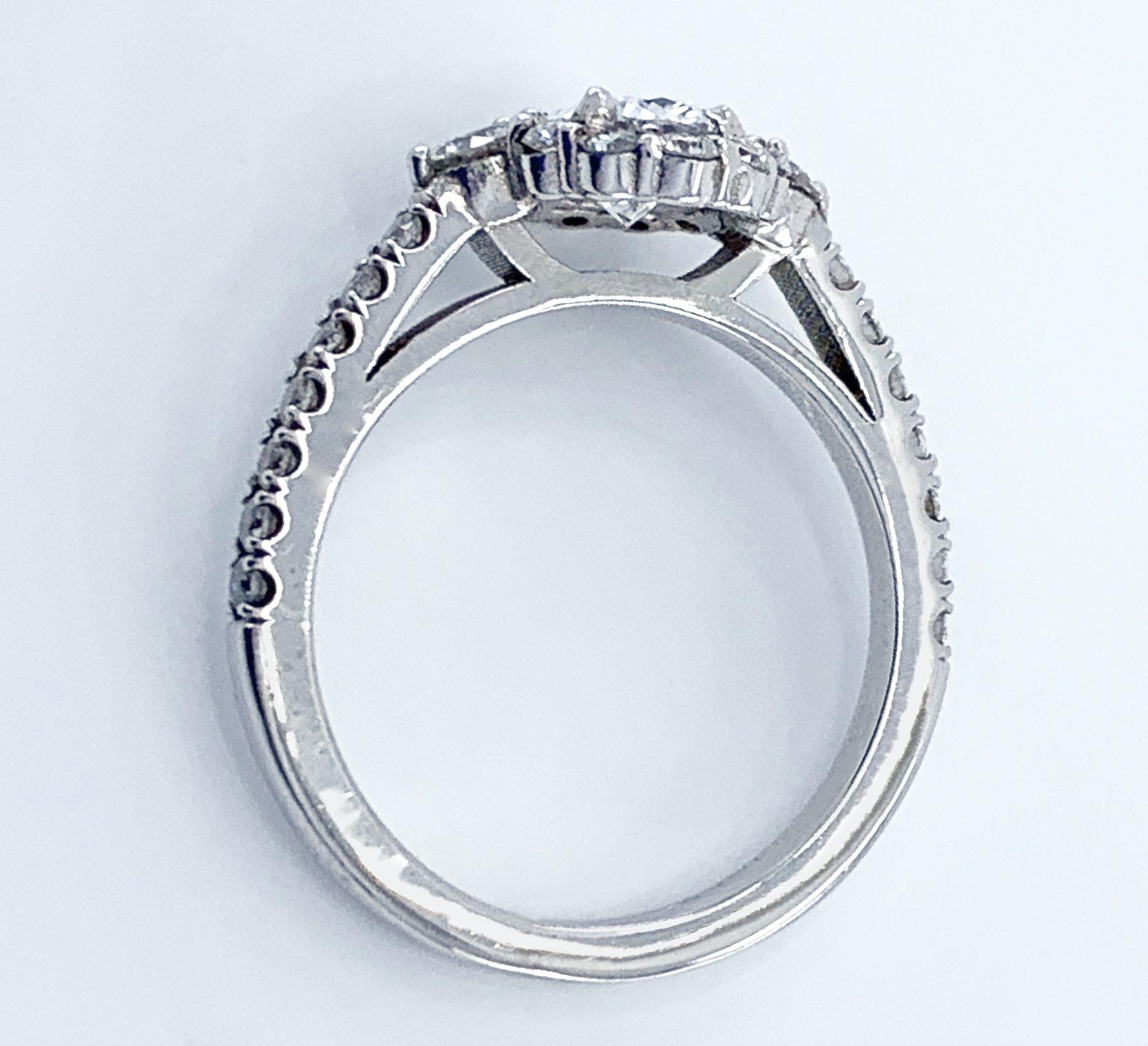 Bague de fiançailles en or blanc avec diamant ovale de 0,80 carat certifié par le GIA et sertissage en halo en vente 4