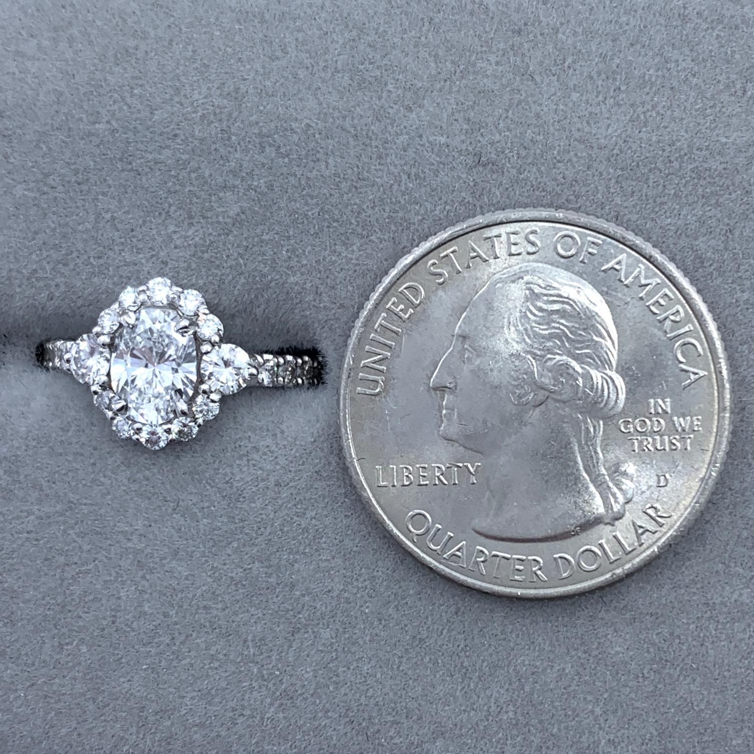 Bague de fiançailles en or blanc avec diamant ovale de 0,80 carat certifié par le GIA et sertissage en halo en vente 5