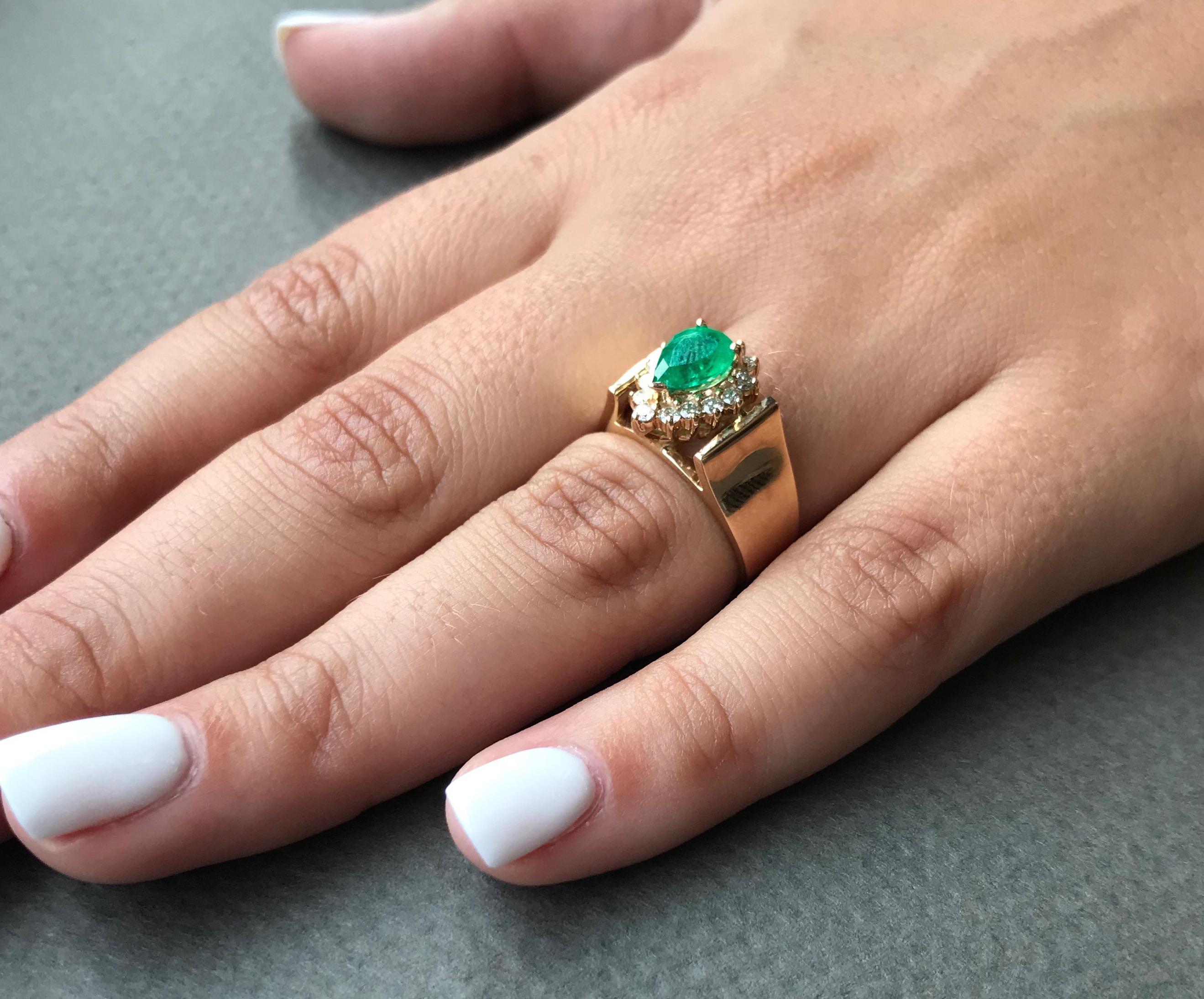 Women's 0.80 Carat Pear Shaped Emerald and 0.26 Carat White Diamond Ring