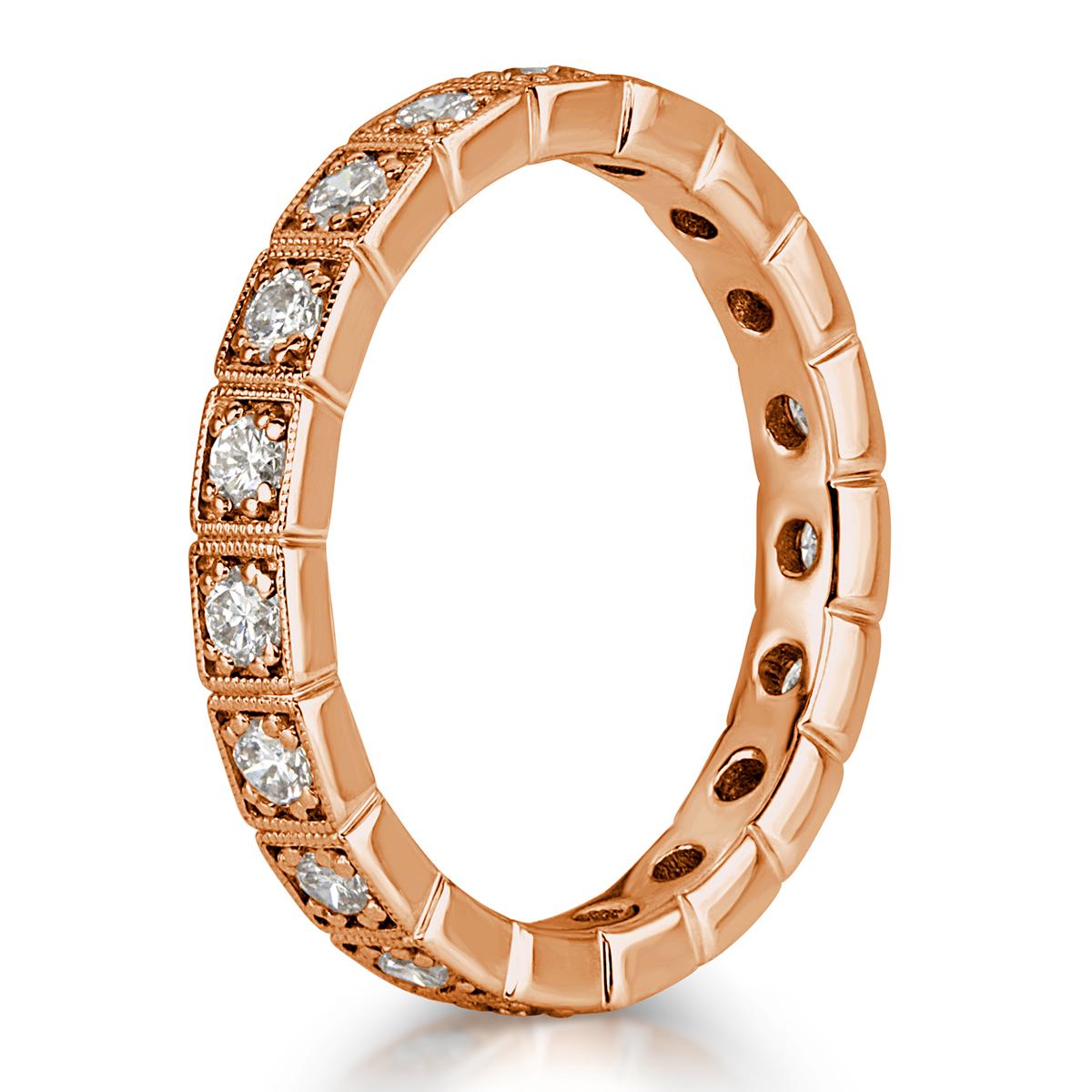 Fabriqué à la main en or rose 18 carats, cet anneau éternel en diamants exquis présente 0,80 ct de diamants ronds de taille brillante intégrés dans de jolis détails milgrain, mesurant 2,9 mm. Les diamants sont classés E-F en couleur, VS1-VS2 en